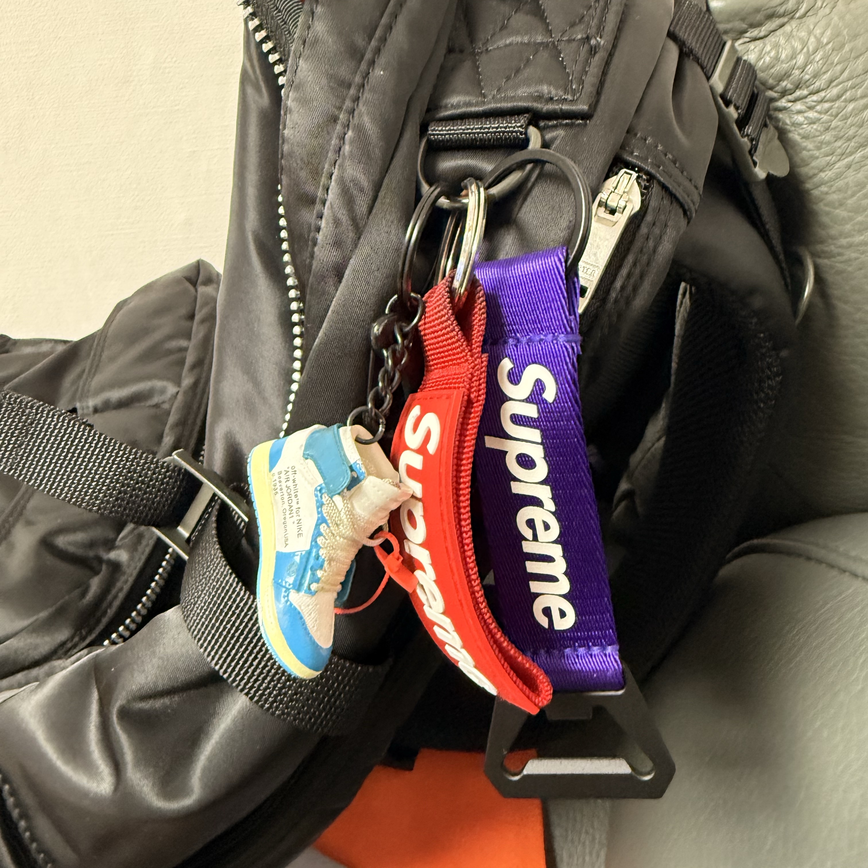 Supreme Bottle Opener Webbing Keychain Purple - 21FW, Supreme Webbing Keychain Red - 20FW 착용 스타일