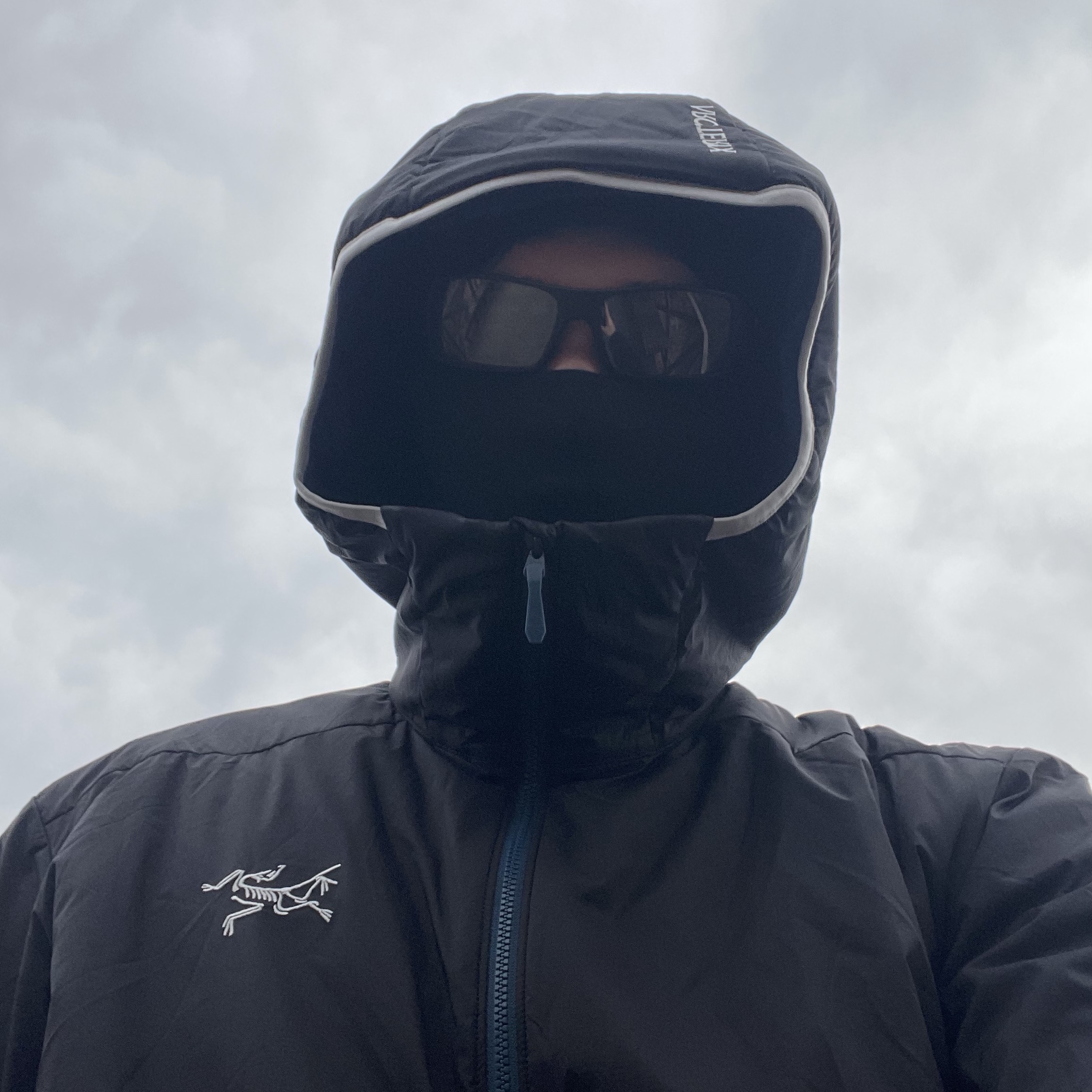 Arc'teryx Atom Hoody Lodestar, Oakley SI Gascan Matte Black Frame Grey Polarized Lenses High Bridge Fit 착용 스타일 - 1