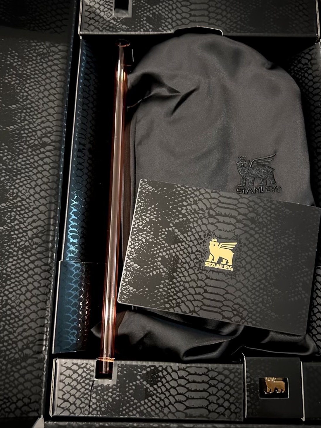Stanley The Quencher Luxe H2.0 Flowstate Tumbler 887ml Black Snakeskin 착용 스타일 - 3