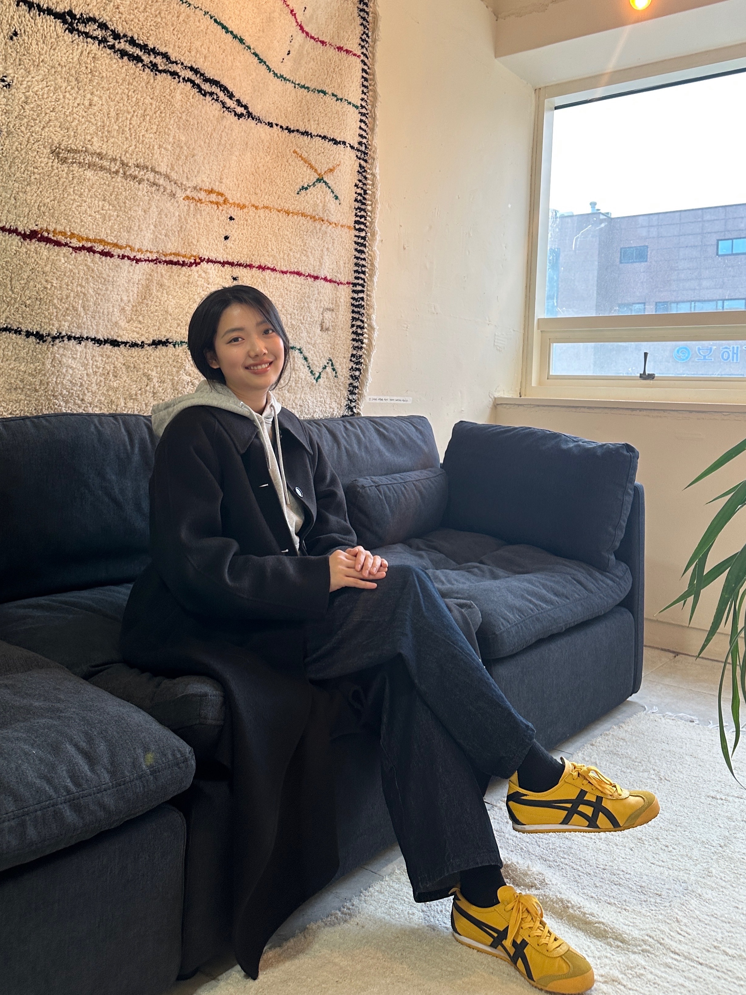 Onitsuka Tiger Mexico 66 Yellow Black, AMI De Coeur Hoodie Heather Grey 착용 스타일 - 2