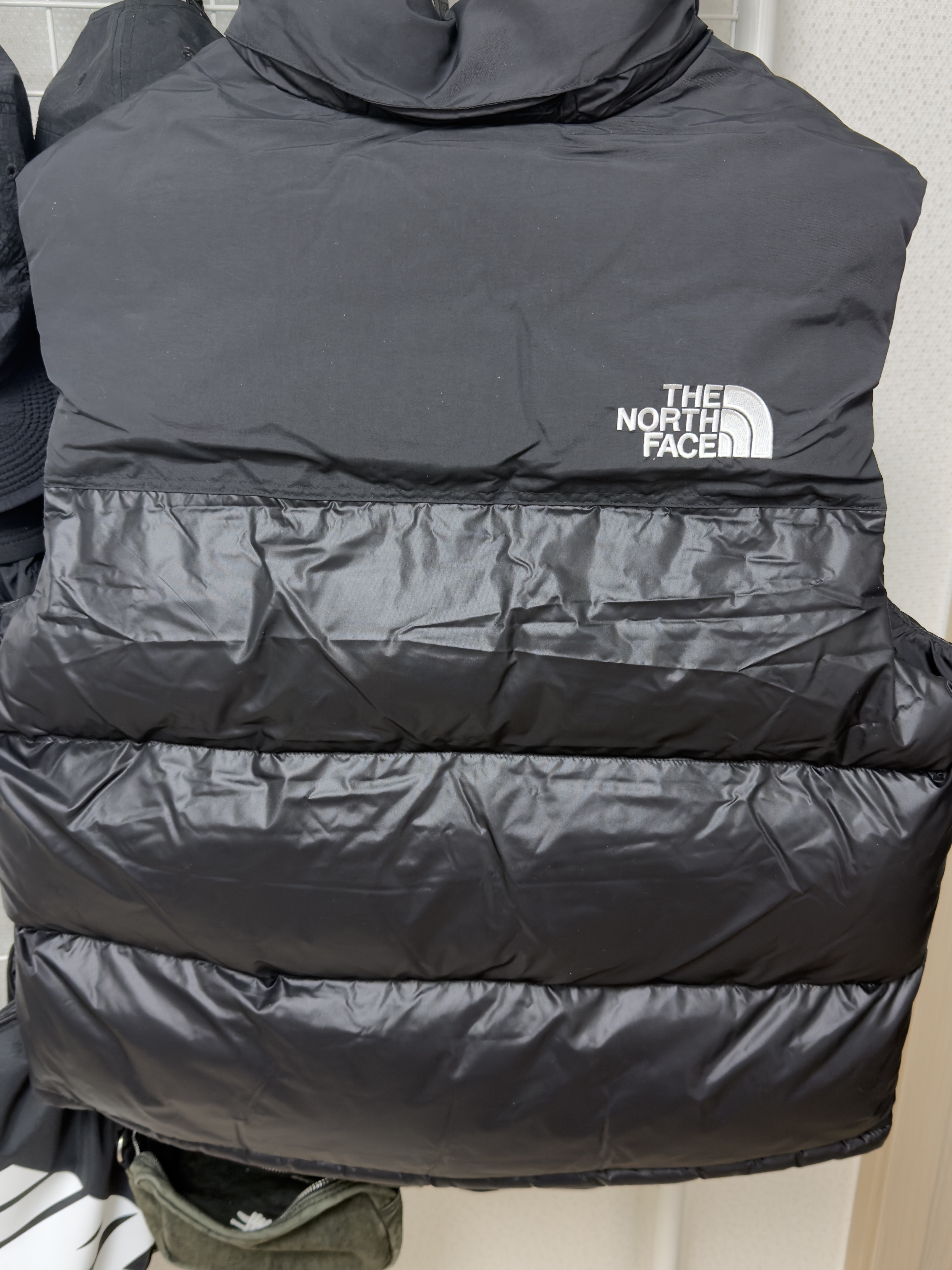 The North Face Nuptse On Ball Vest Black 착용 스타일 - 2