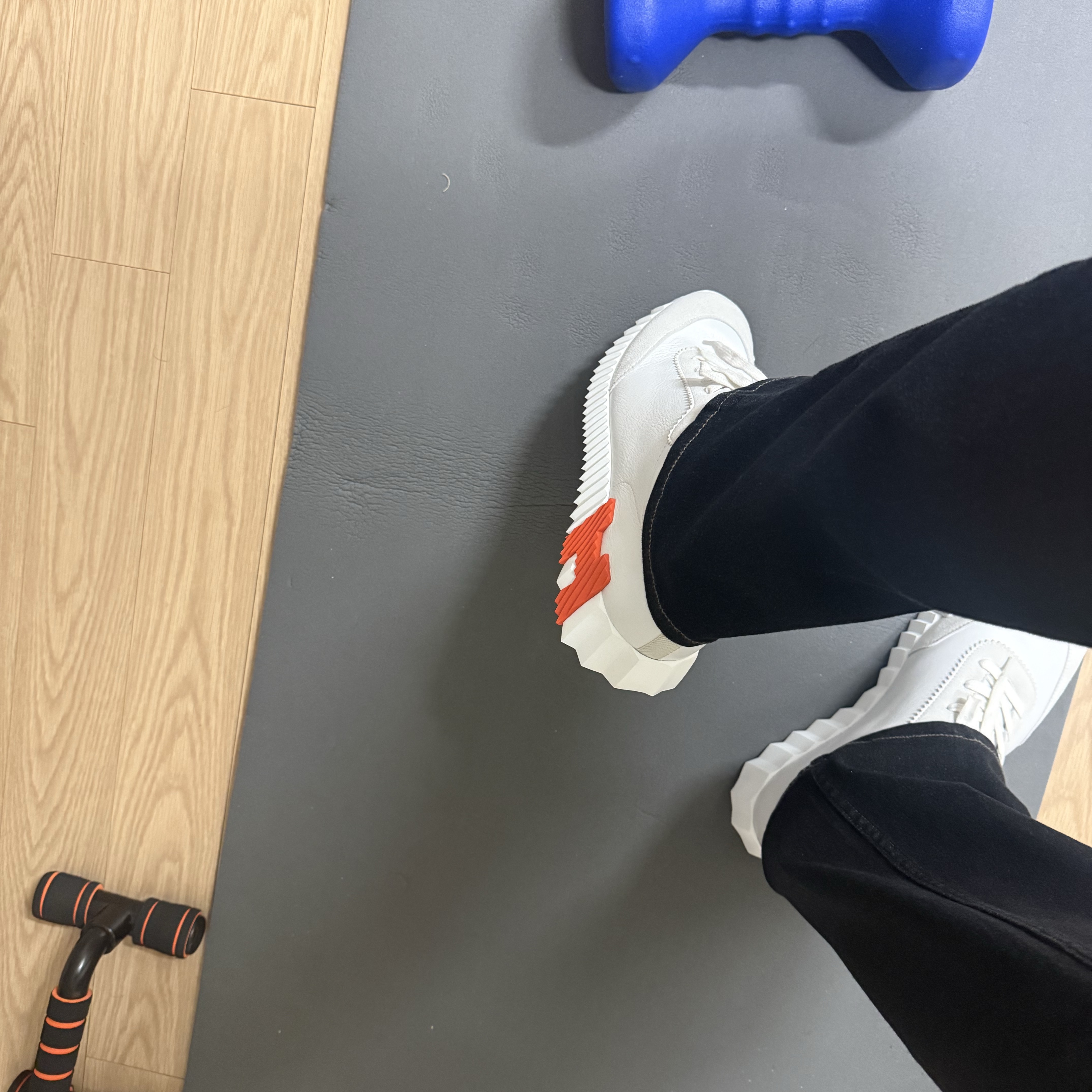 Hermes Bouncing Sneakers Calfskin Suede Goatskin & Blanc 착용 스타일