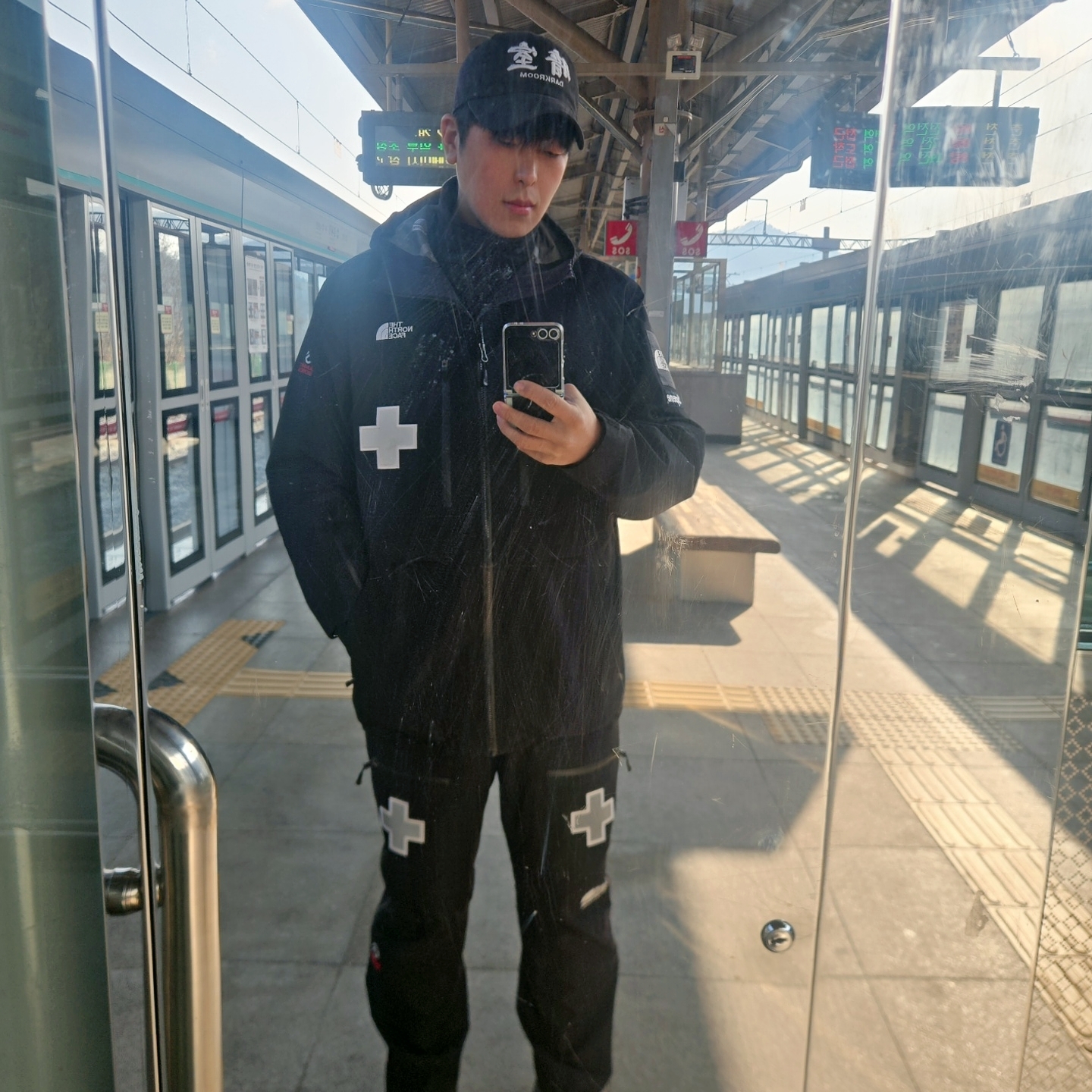 Supreme x The North Face Summit Series Rescue Baltoro Jacket Black - 22SS, Darkr8m Studio White Logo Cap 착용 스타일 - 2