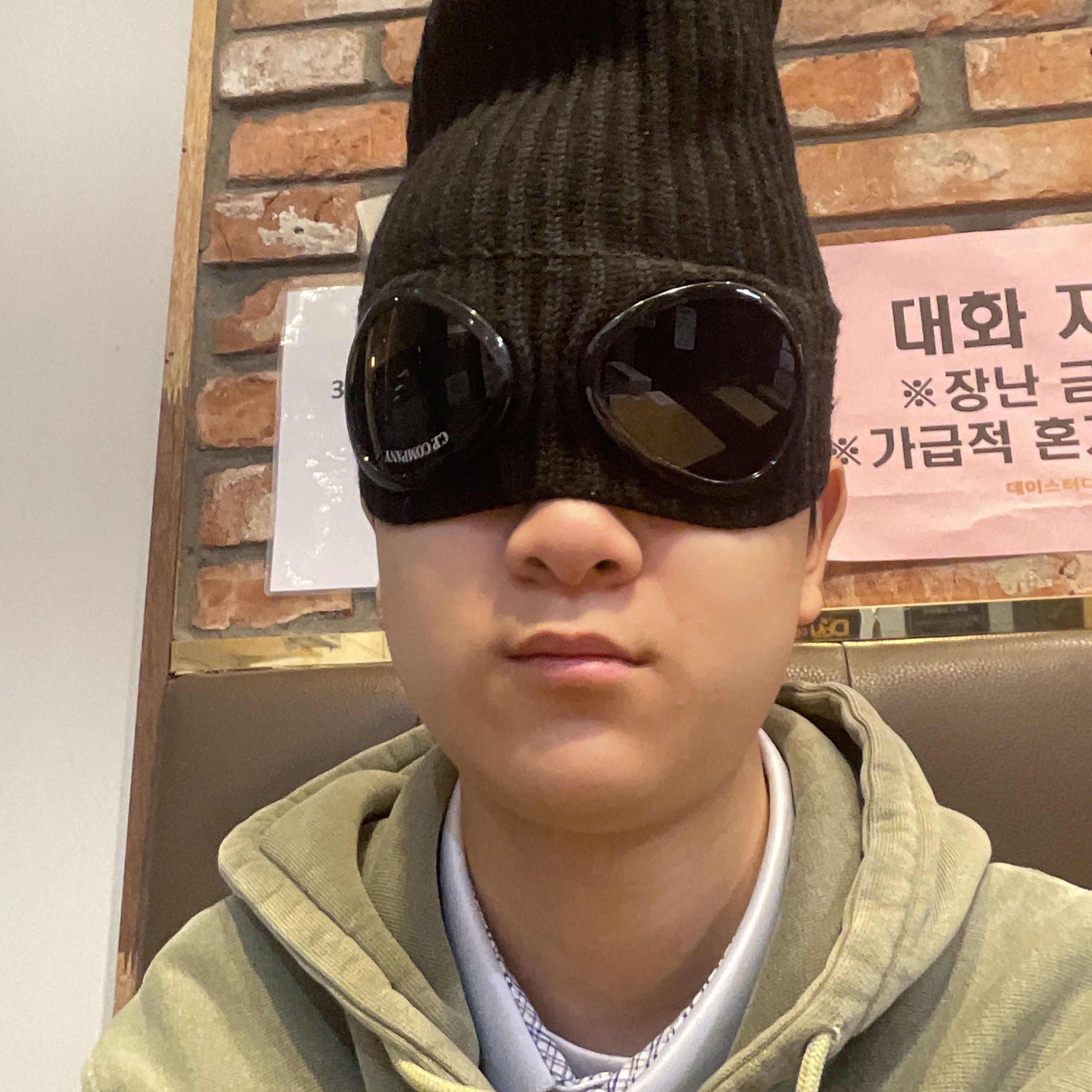 C.P. Company Extra Fine Merino Wool Goggle Beanie Black - 24FW, Stussy 8 Ball Pigment Dyed Zip Hoodie Olive 착용 스타일