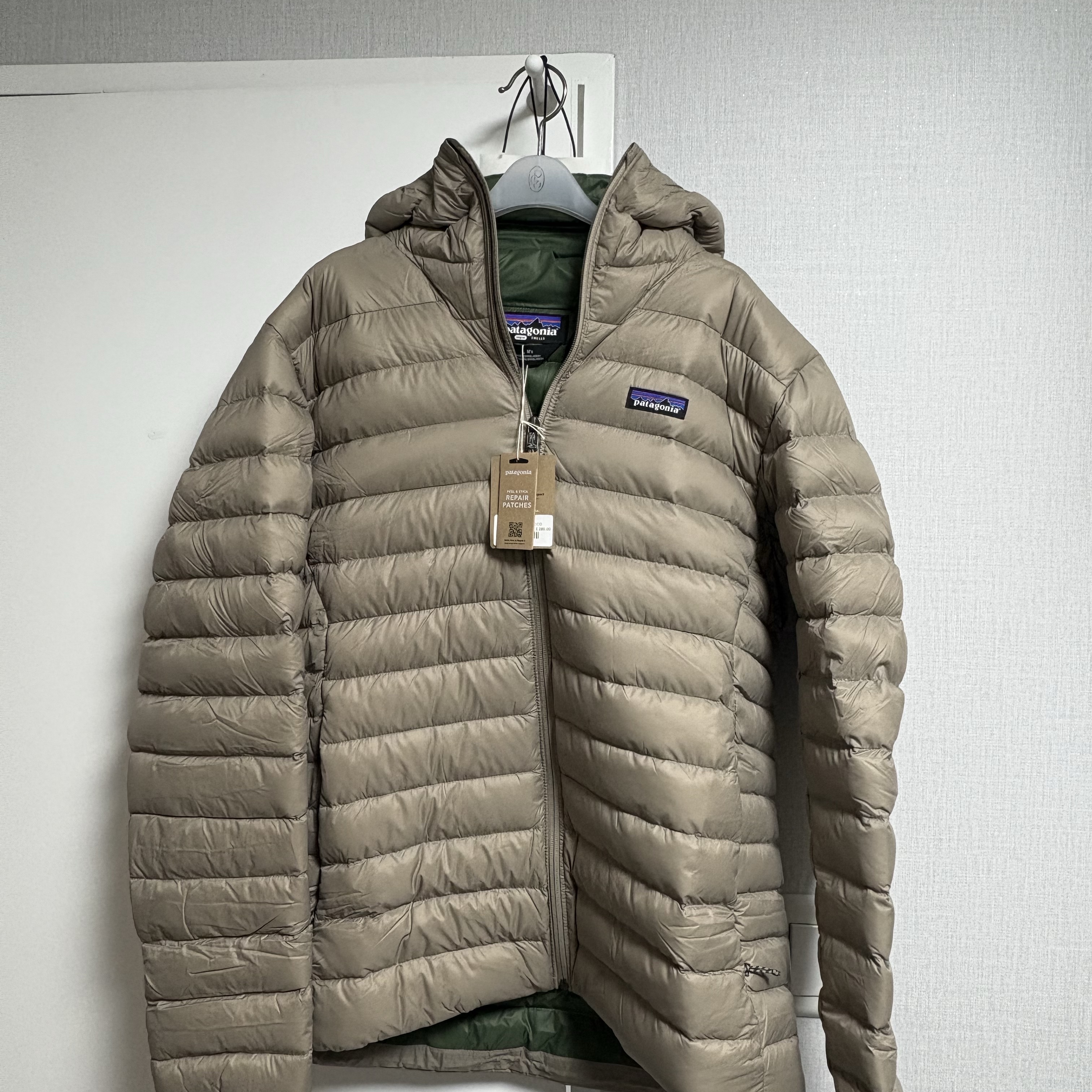 Patagonia Down Sweater Hoody Seabird Grey 착용 스타일