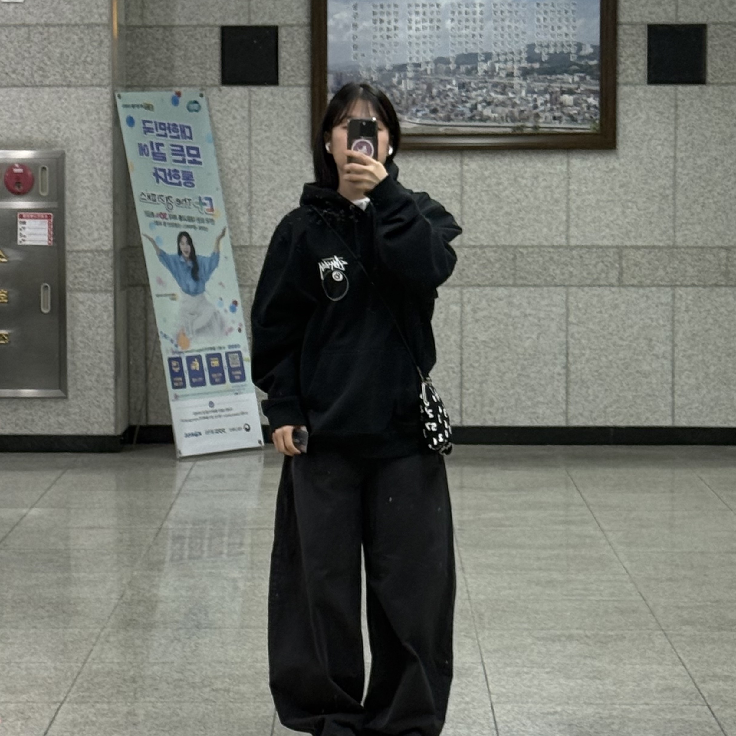 Sou Sou Canvas Soft Gamaguchi Bag Large Black (with 110cm Black Leather Strap), Stussy 8 Ball Hoodie Black - 21FW 착용 스타일 - 5