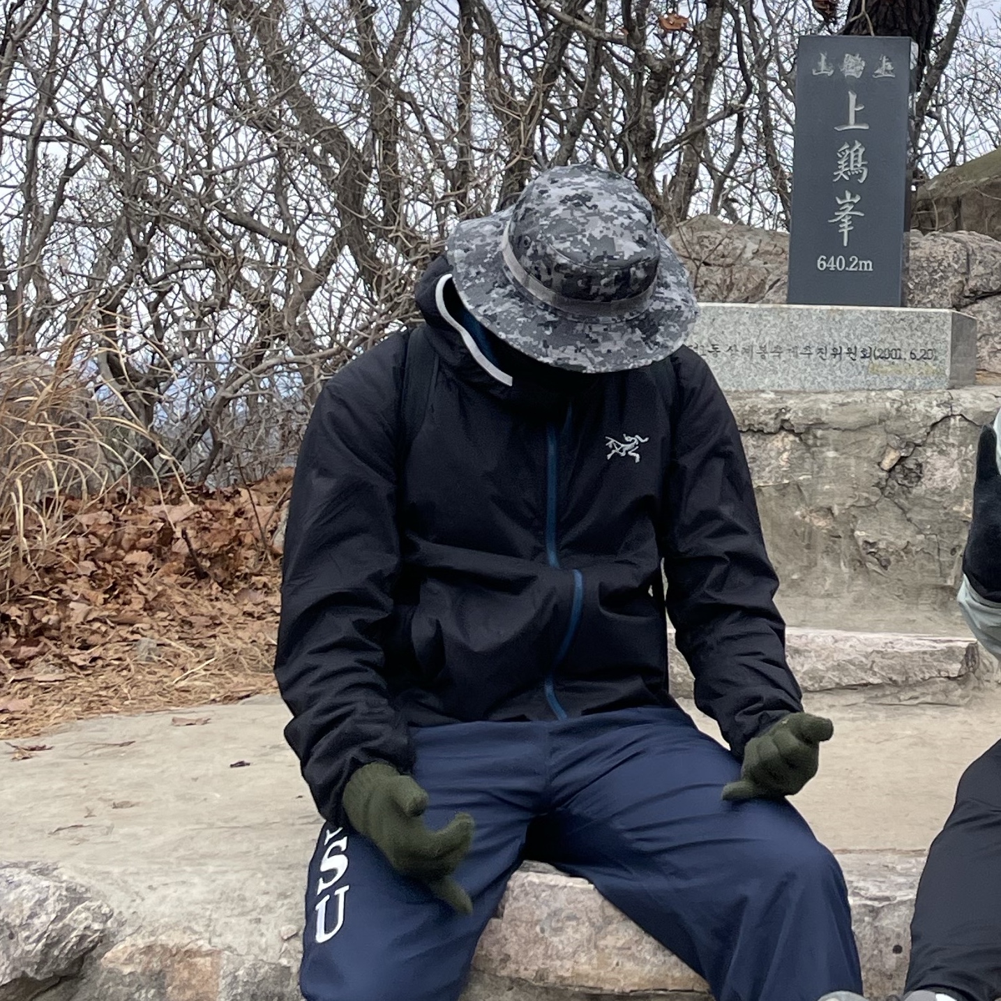 Arc'teryx Atom Hoody Lodestar, Oakley SI Gascan Matte Black Frame Grey Polarized Lenses High Bridge Fit 착용 스타일 - 2