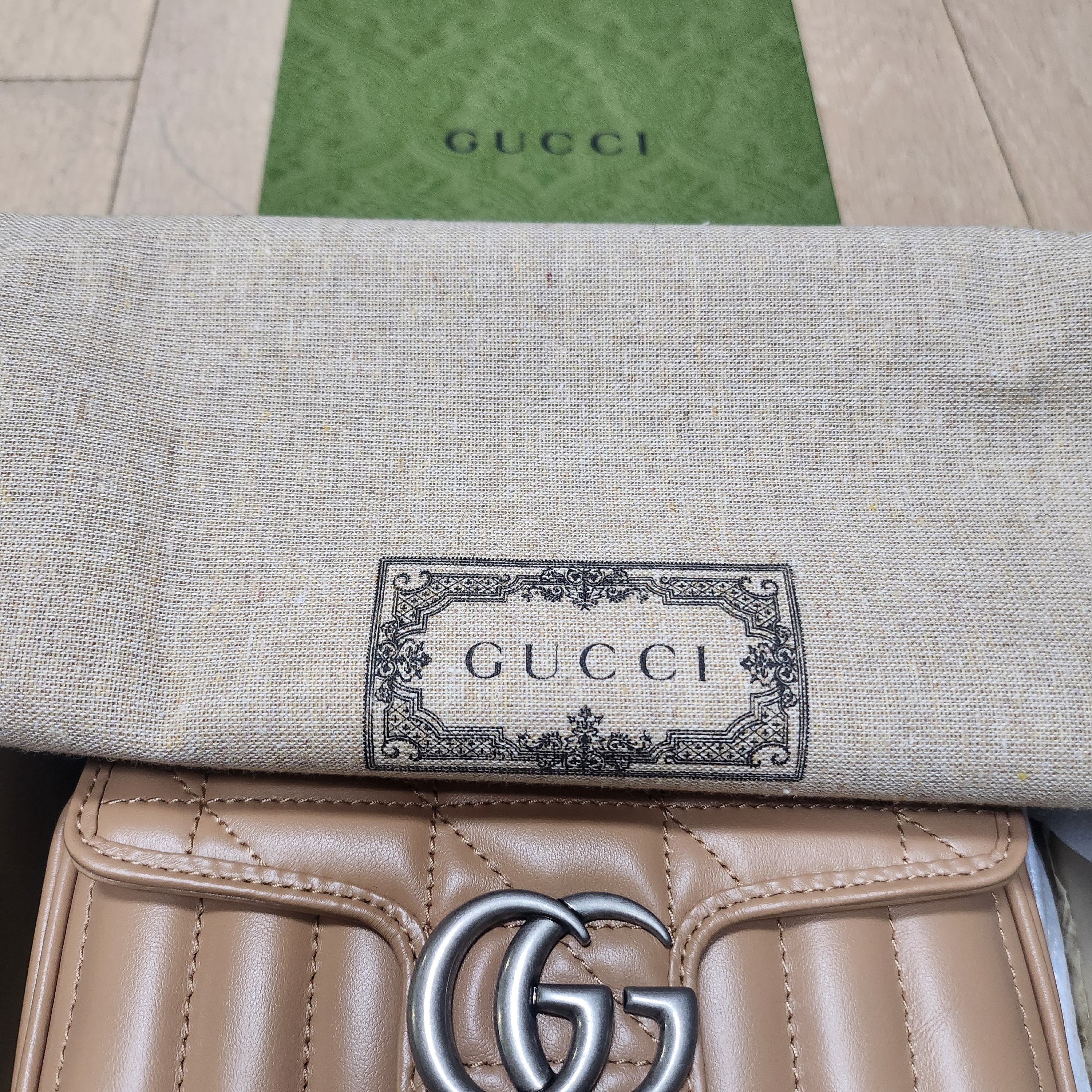 Gucci GG Marmont Camelia Super Mini Bag Rose Beige 착용 스타일