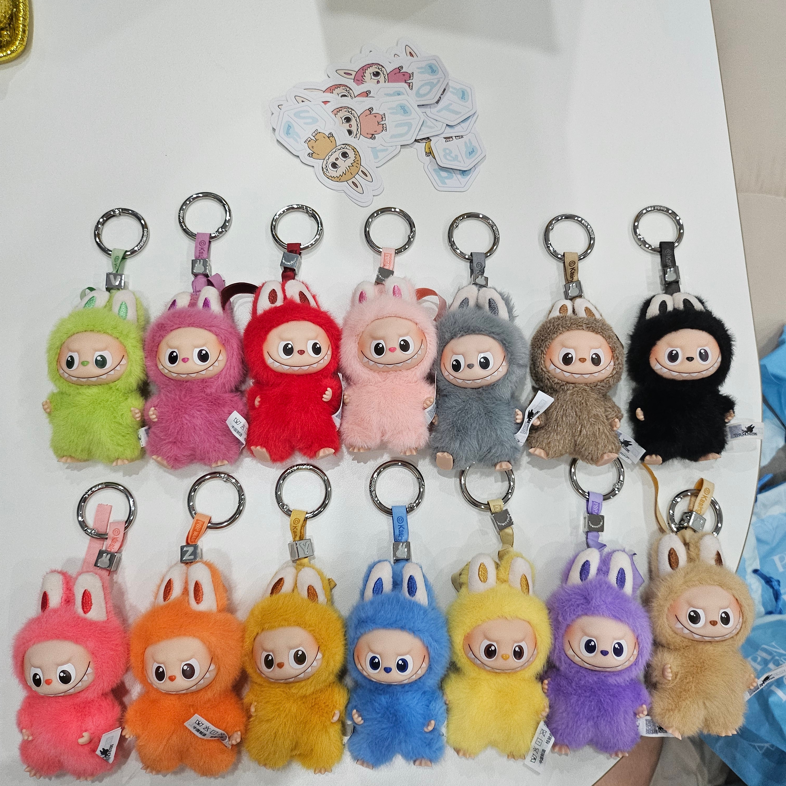 Pop Mart Labubu The Monsters Pin For Love Series Vinyl Plush Pendant Sealed Case (N-Z) (14 Blind Boxes) 착용 스타일