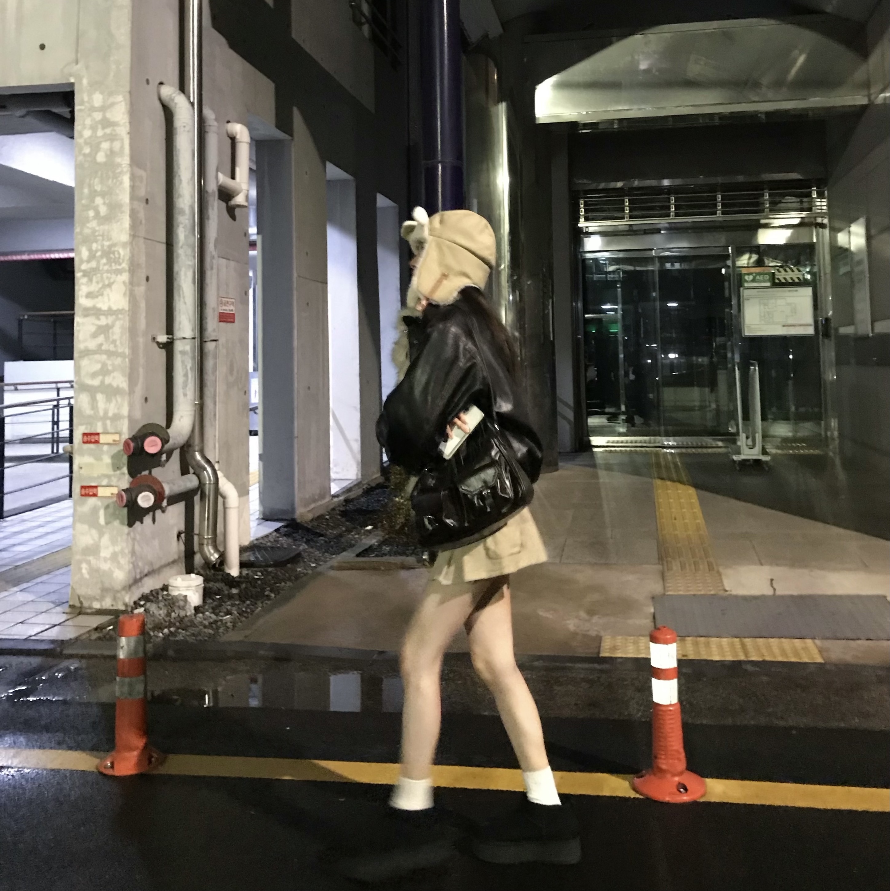 (W) UGG Classic Ultra Mini Platform Boots Black, Roughneck Washed leather mustang jacket 착용 스타일