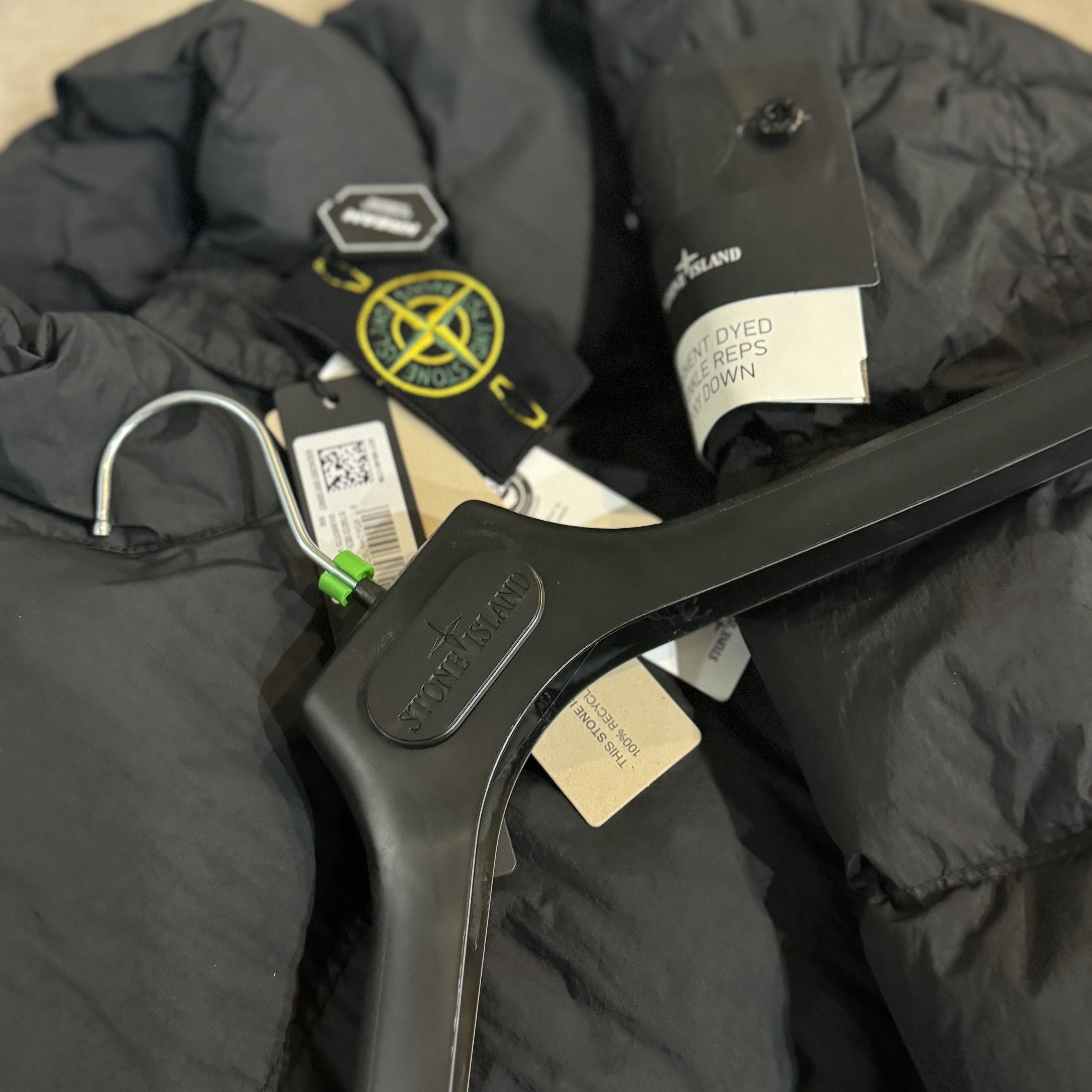 Stone Island 40123 Garment Dyed Crinkle Reps R-NY Down Jacket Black - 24FW 착용 스타일 - 2