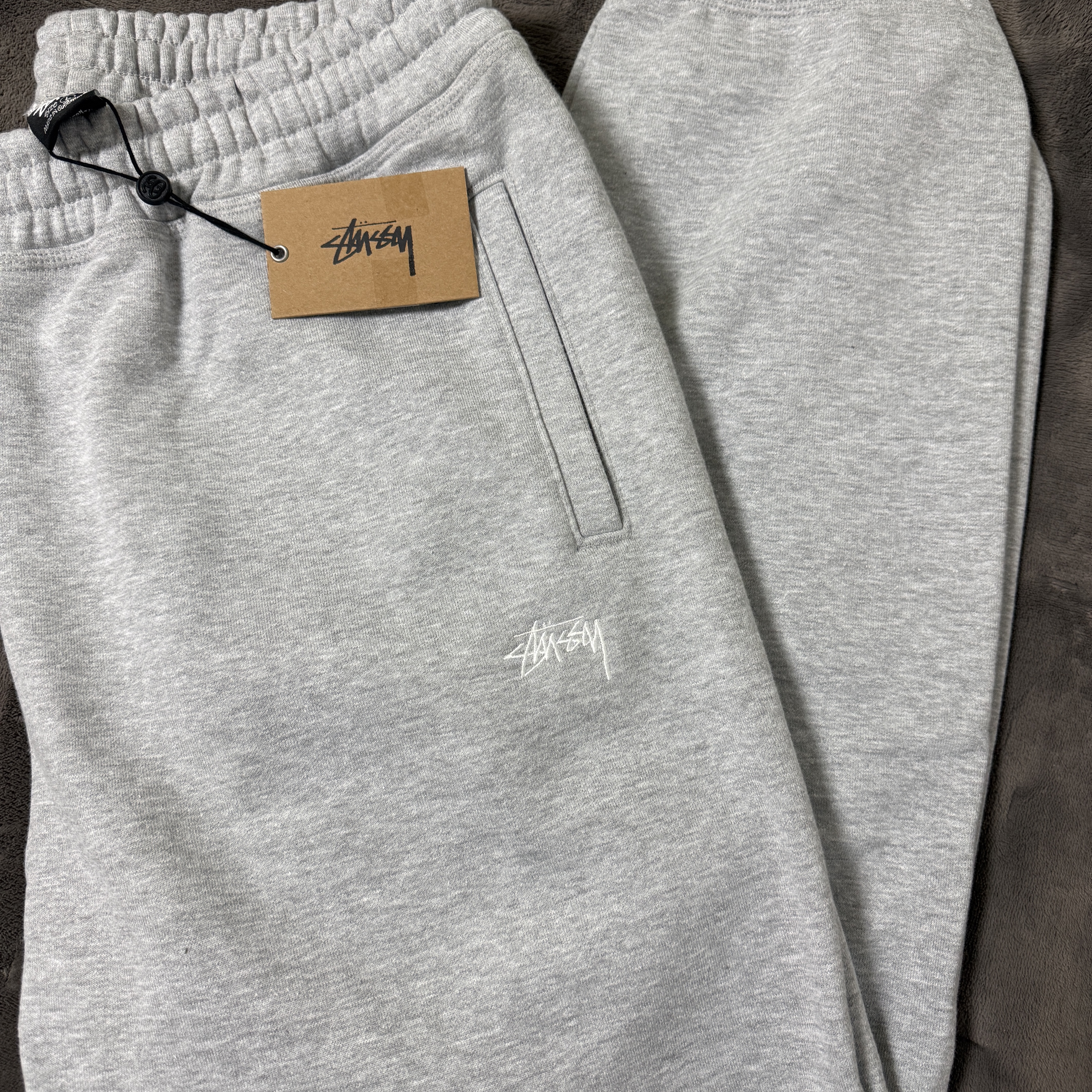 Stussy Overdyed Stock Logo Pants Grey Heather 착용 스타일