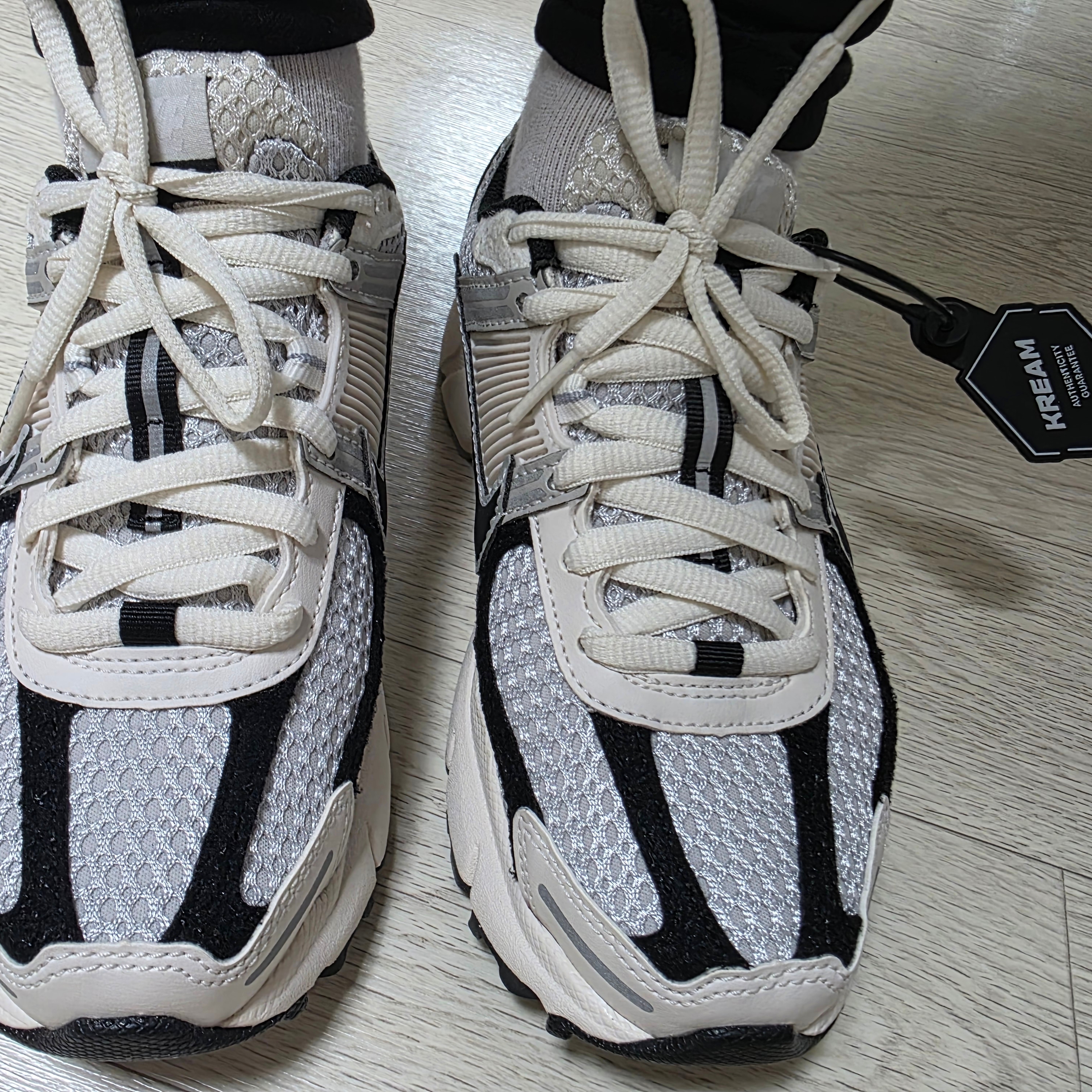 (W) Nike Zoom Vomero 5 Photon Dust Phantom 착용 스타일