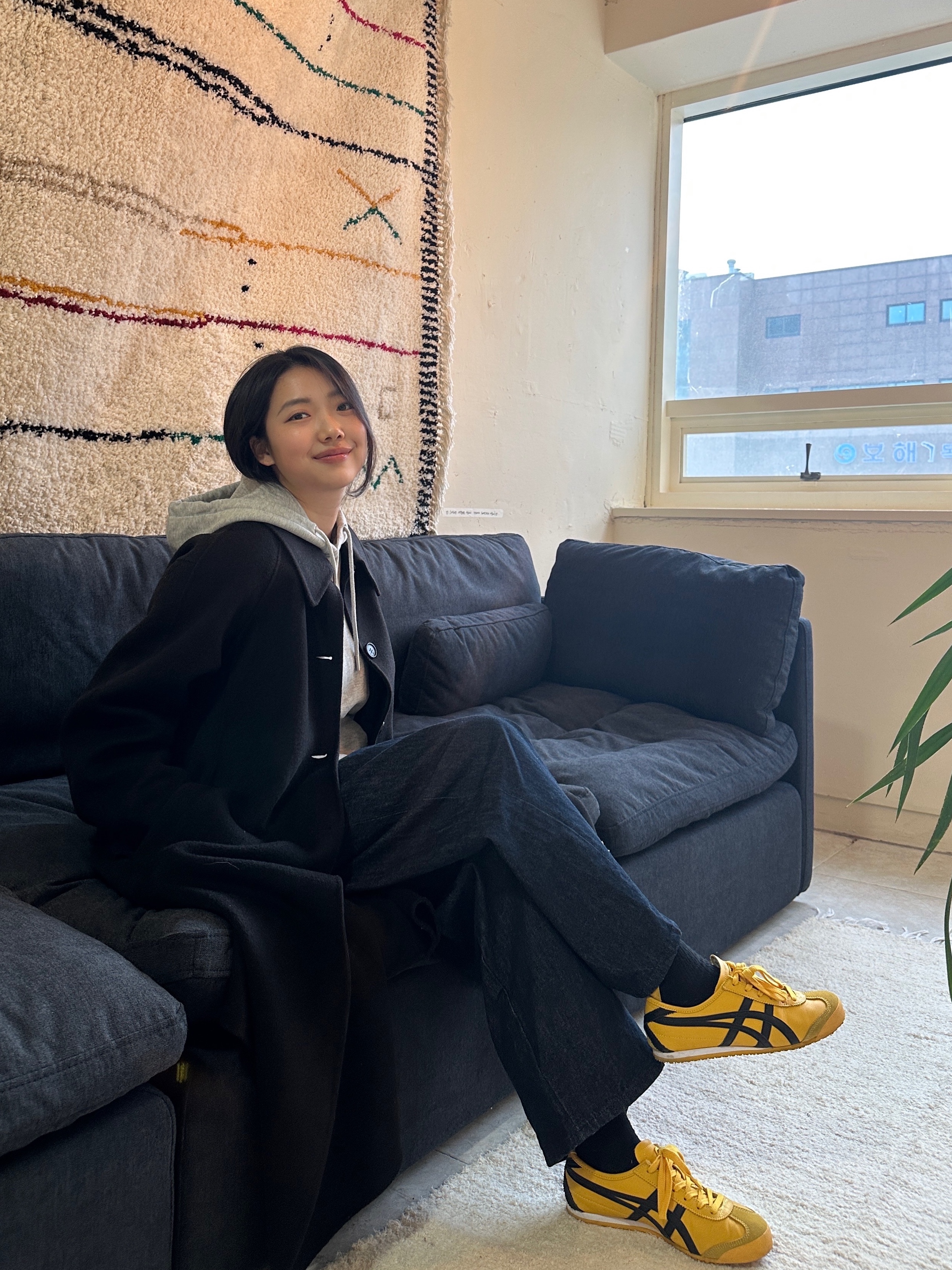 Onitsuka Tiger Mexico 66 Yellow Black, AMI De Coeur Hoodie Heather Grey 착용 스타일 - 3