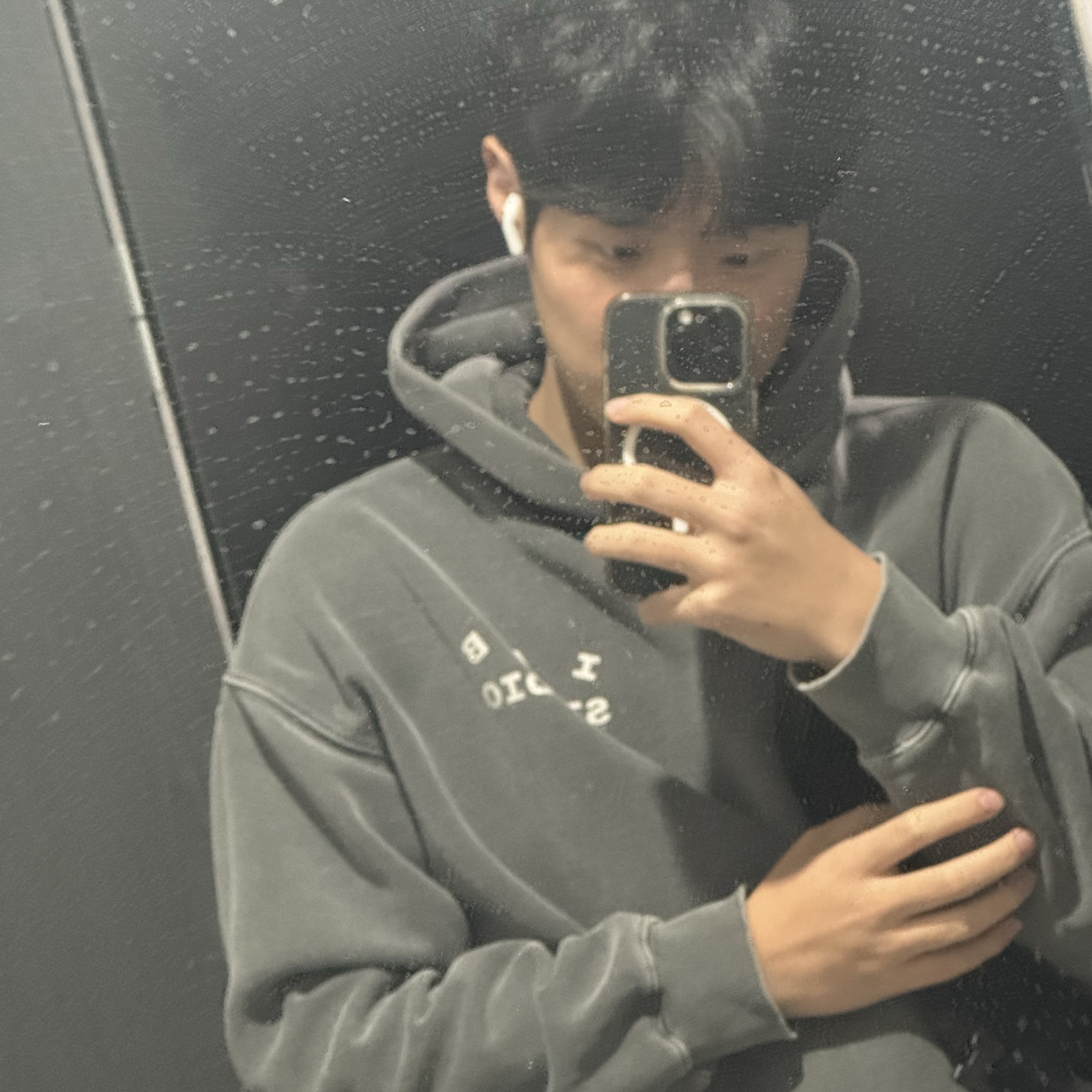 IAB Studio Pigment Hoodie Black, Apple AirPods Pro 2nd Gen (Korean Ver.) 착용 스타일