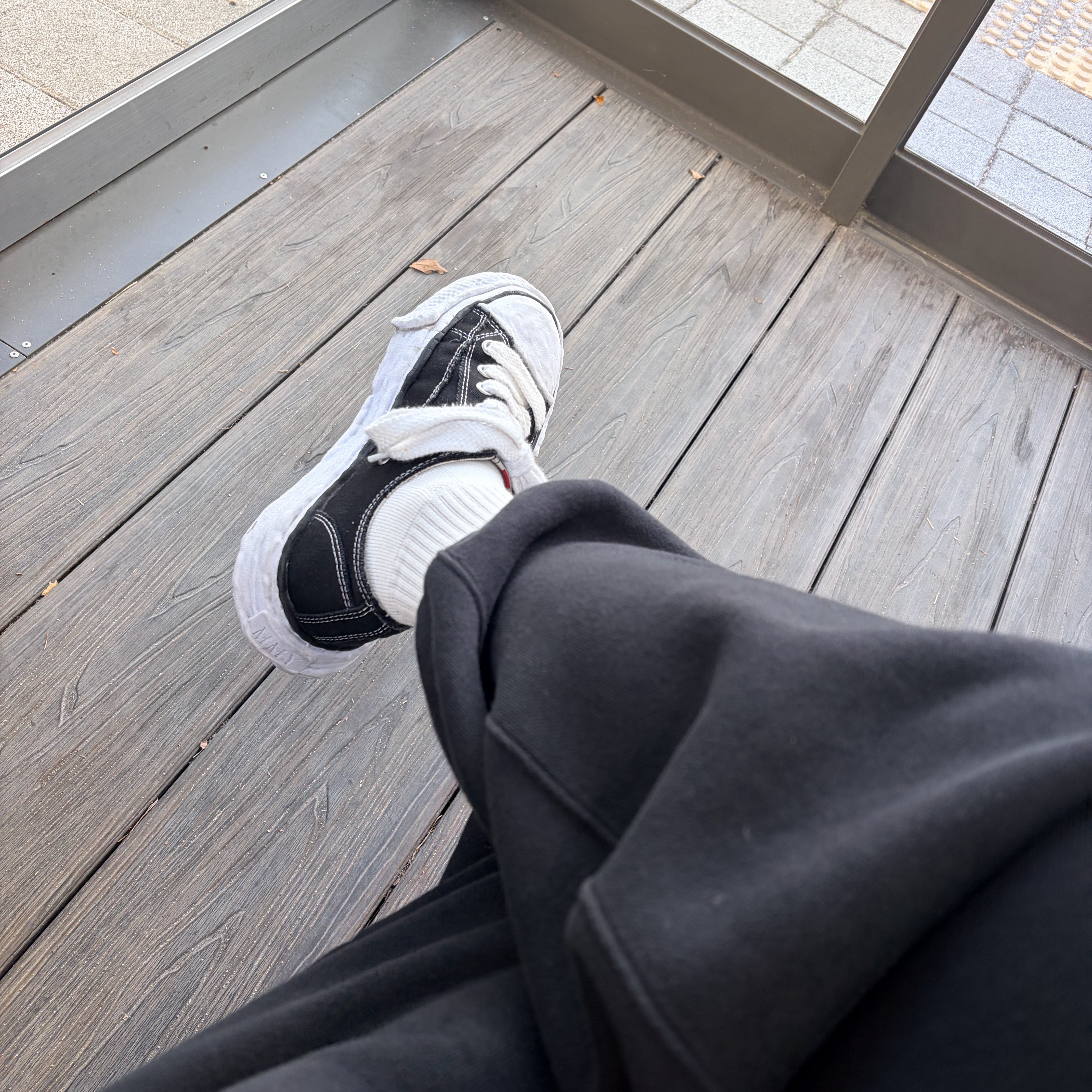 Maison Mihara Yasuhiro Peterson23 OG Sole Canvas Low-top Sneakers Black 착용 스타일