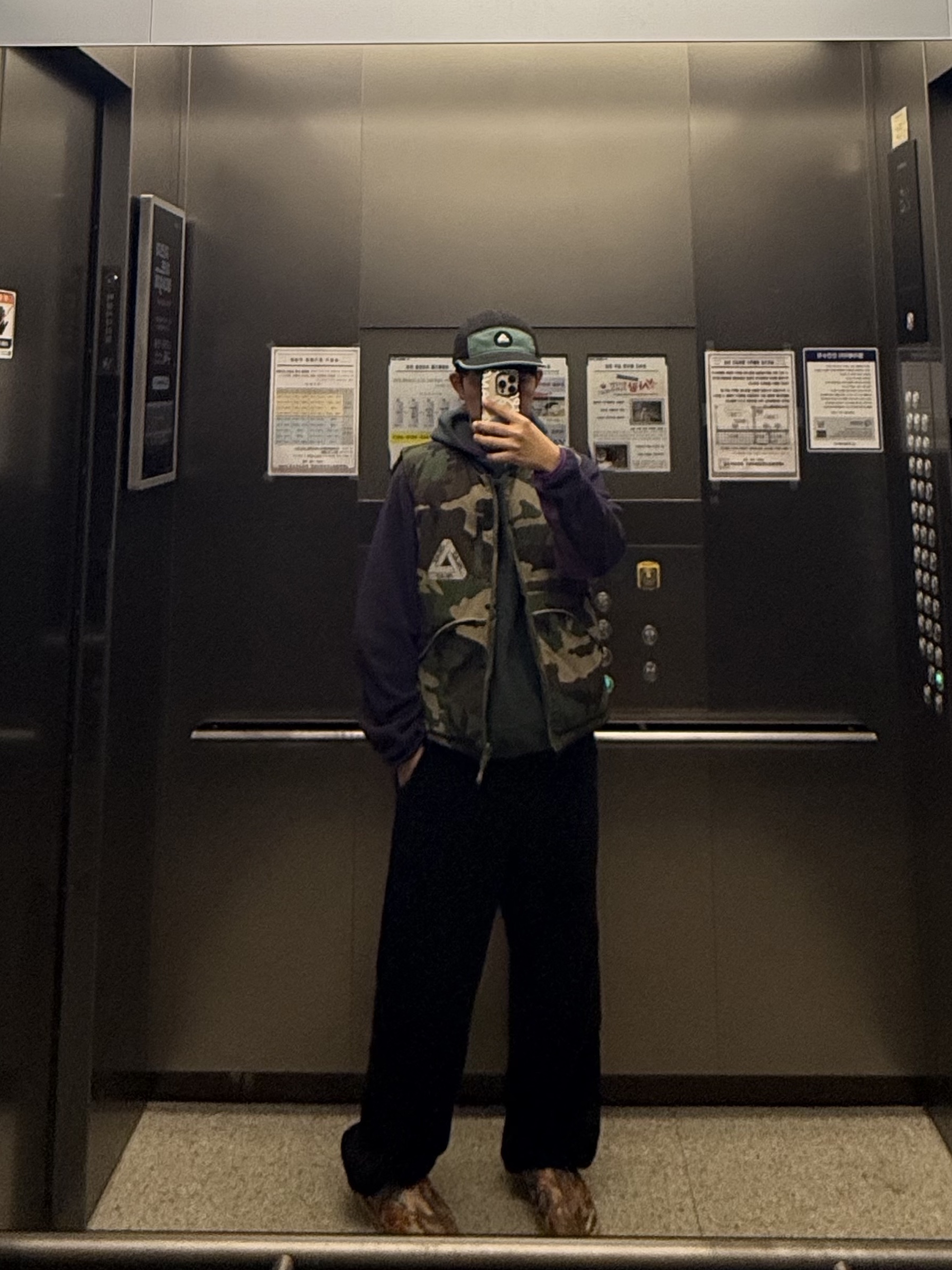 Palace P-Tech Reversible Puffa Vest Camo - 23FW, UGG x Palace Tasman Slipper Chestnut Camo 착용 스타일