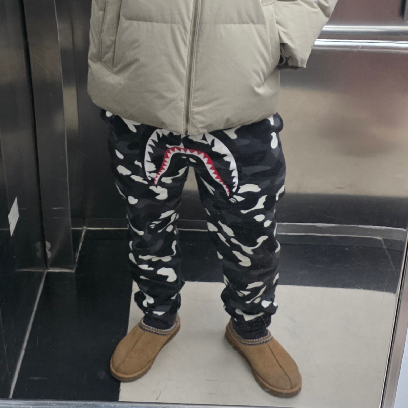 BAPE City Camo Shark Relaxed Fit Sweatpants Black, UGG Tasman Slipper Chestnut 착용 스타일 - 2