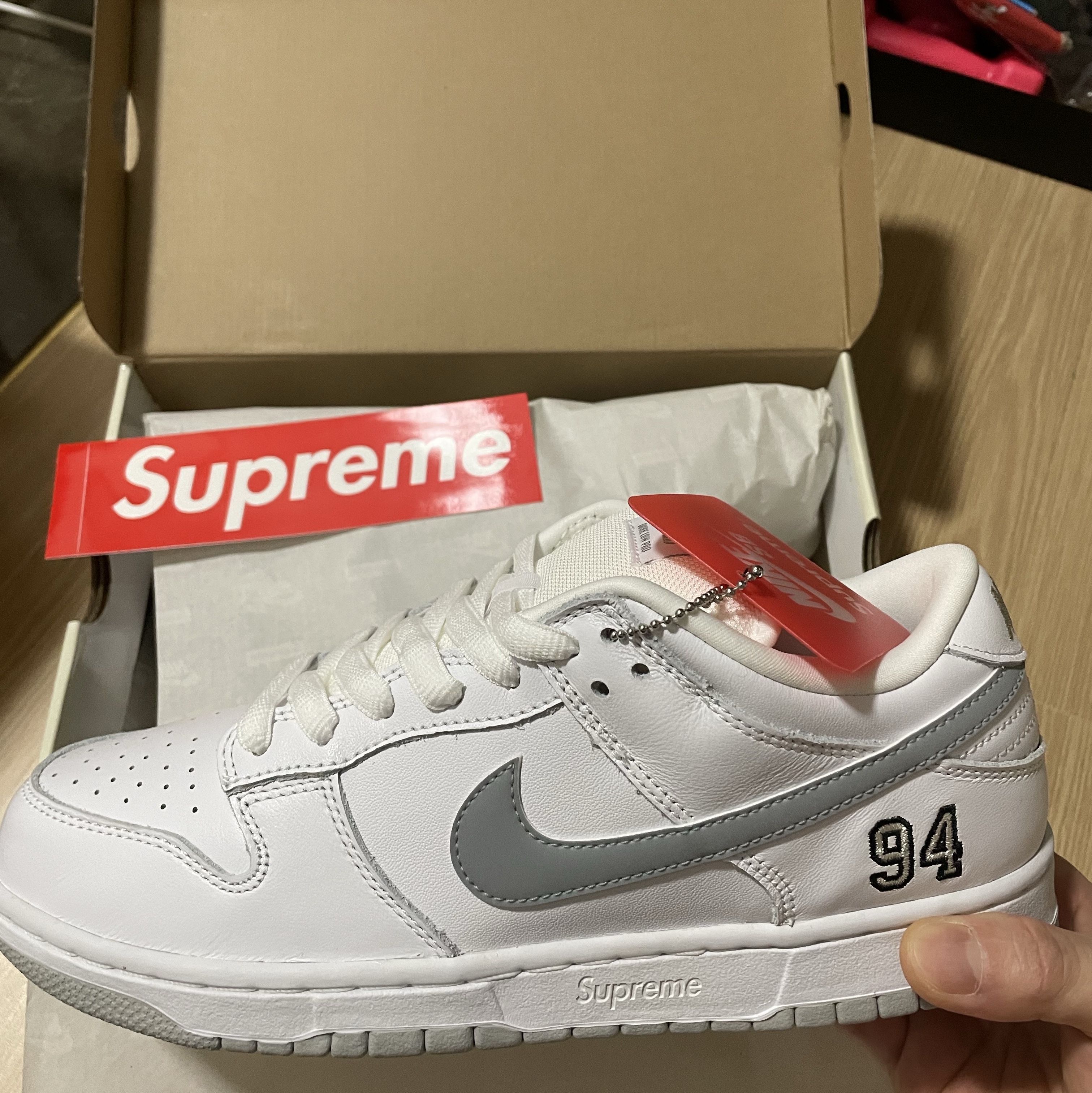 Nike x Supreme SB Dunk Low White 착용 스타일 - 1