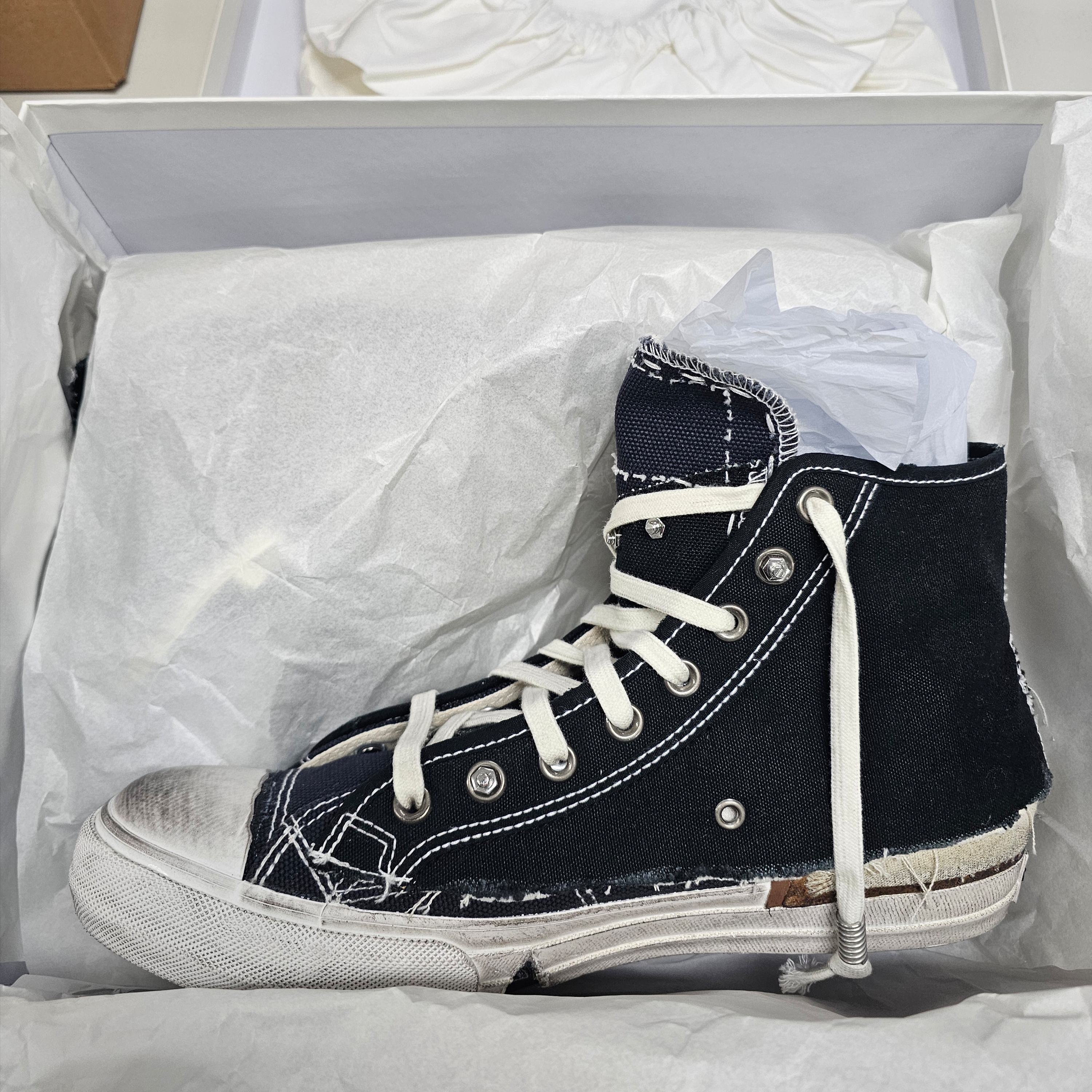 Maison Margiela Loved to Death Sneakers Blue Black 착용 스타일