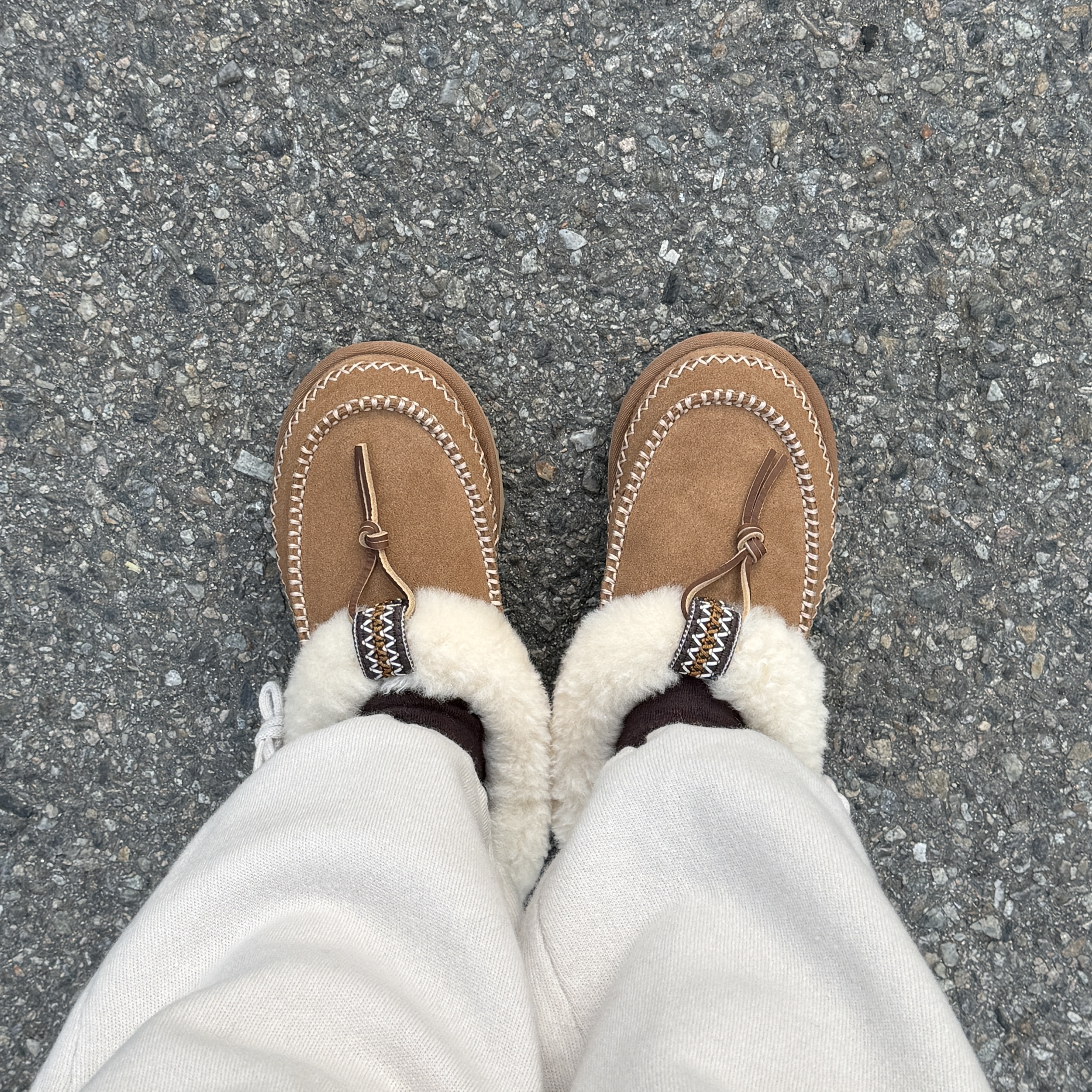 (W) UGG Tasman Alpine Chestnut 착용 스타일