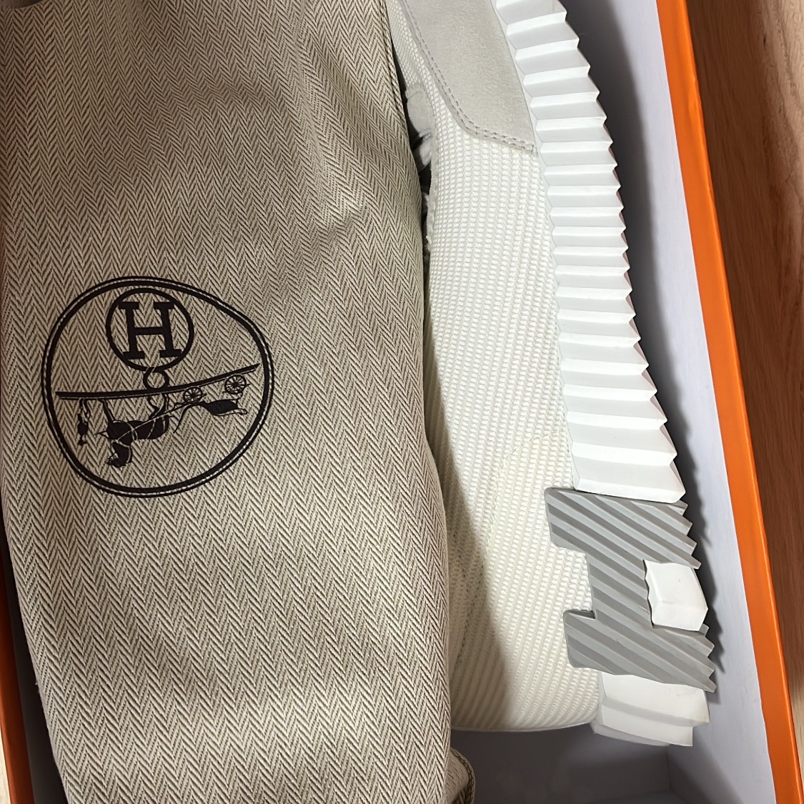 Hermes Bouncing Sneakers Mesh Suede Goatskin & Blanc Blanc 착용 스타일
