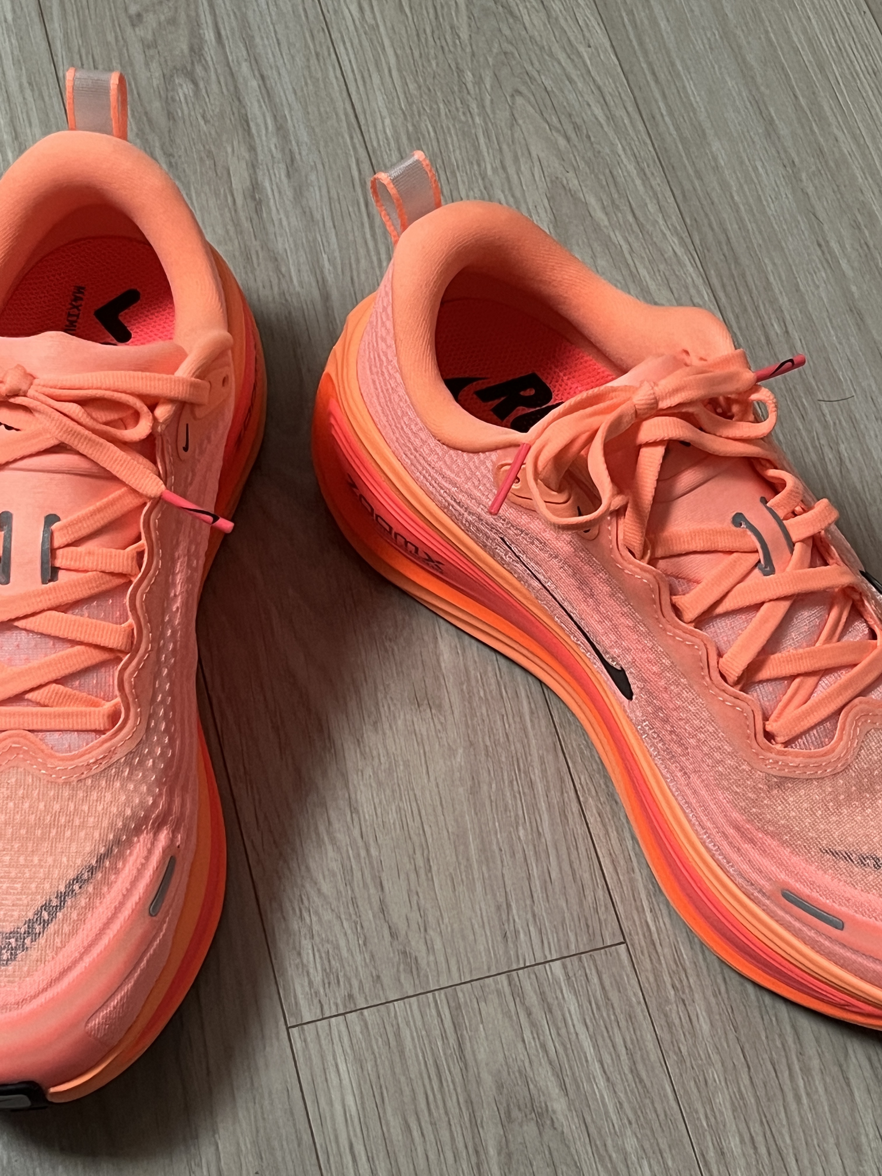 Nike Vomero Plus Orange Pulse Hot Lava 착용 스타일 - 8