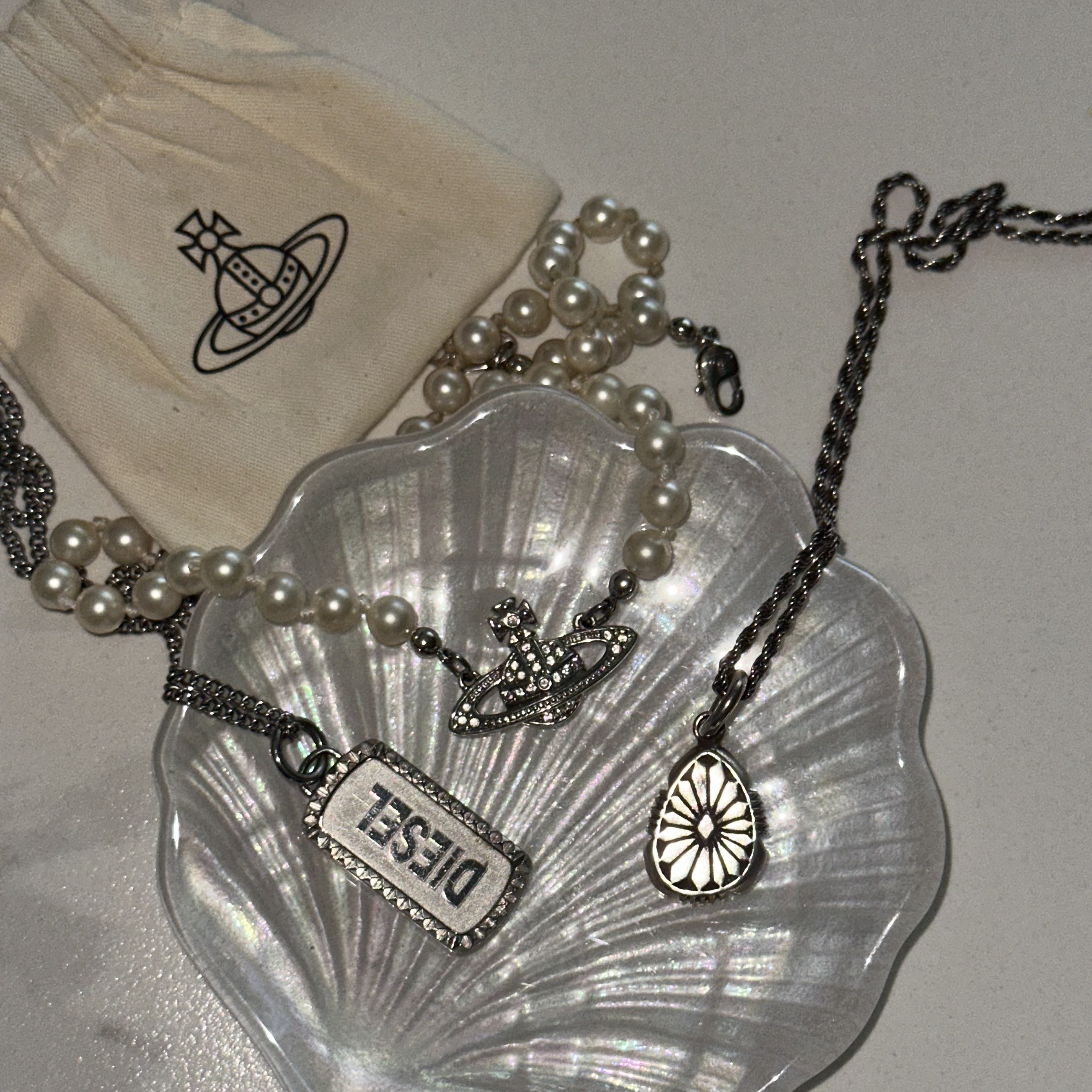 Vivienne Westwood Mini Bas Relief Choker Silver, Diesel Dx1455 Stainless Steel Dog Tag Necklace Silver 착용 스타일