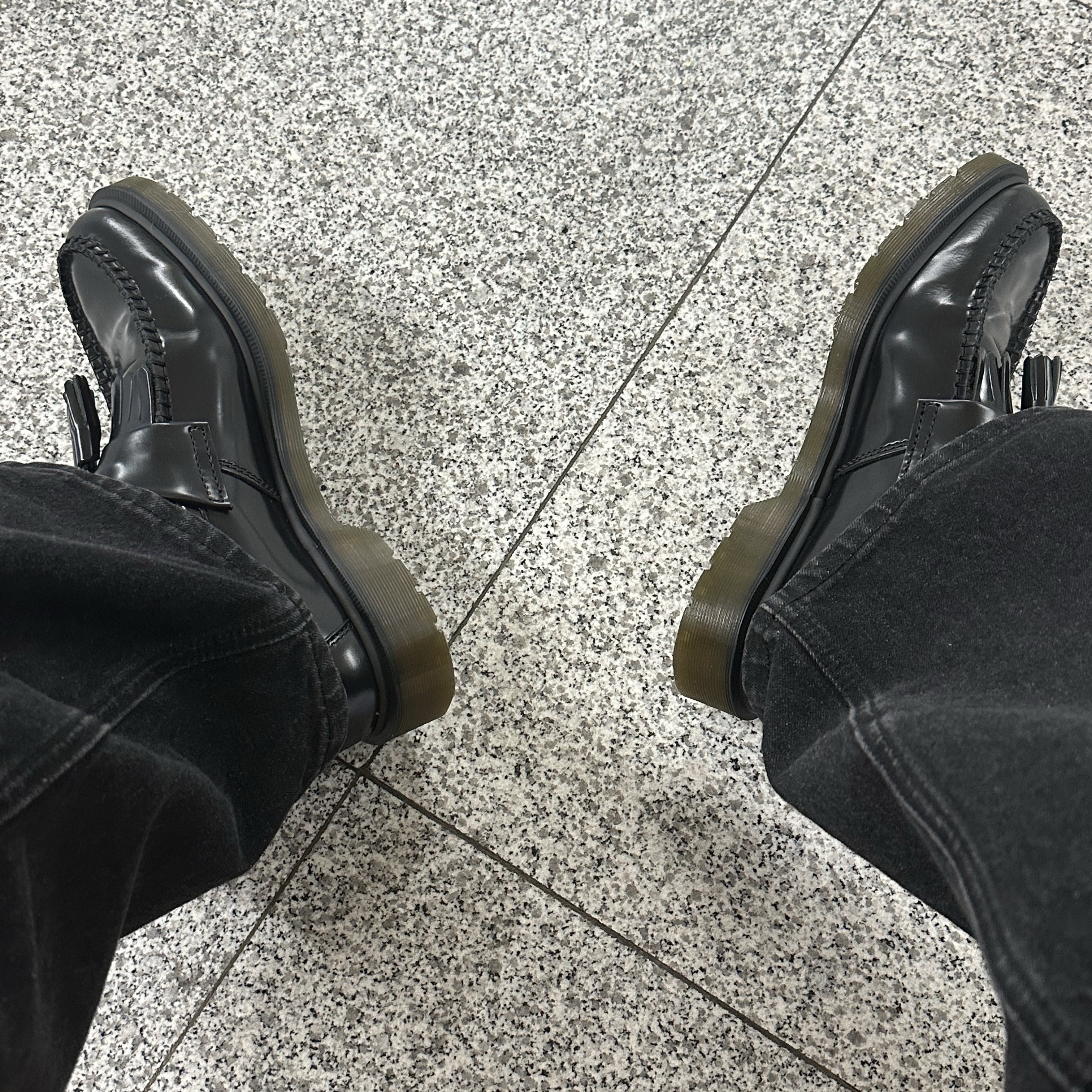 Dr. Martens Adrian Smooth Black 착용 스타일