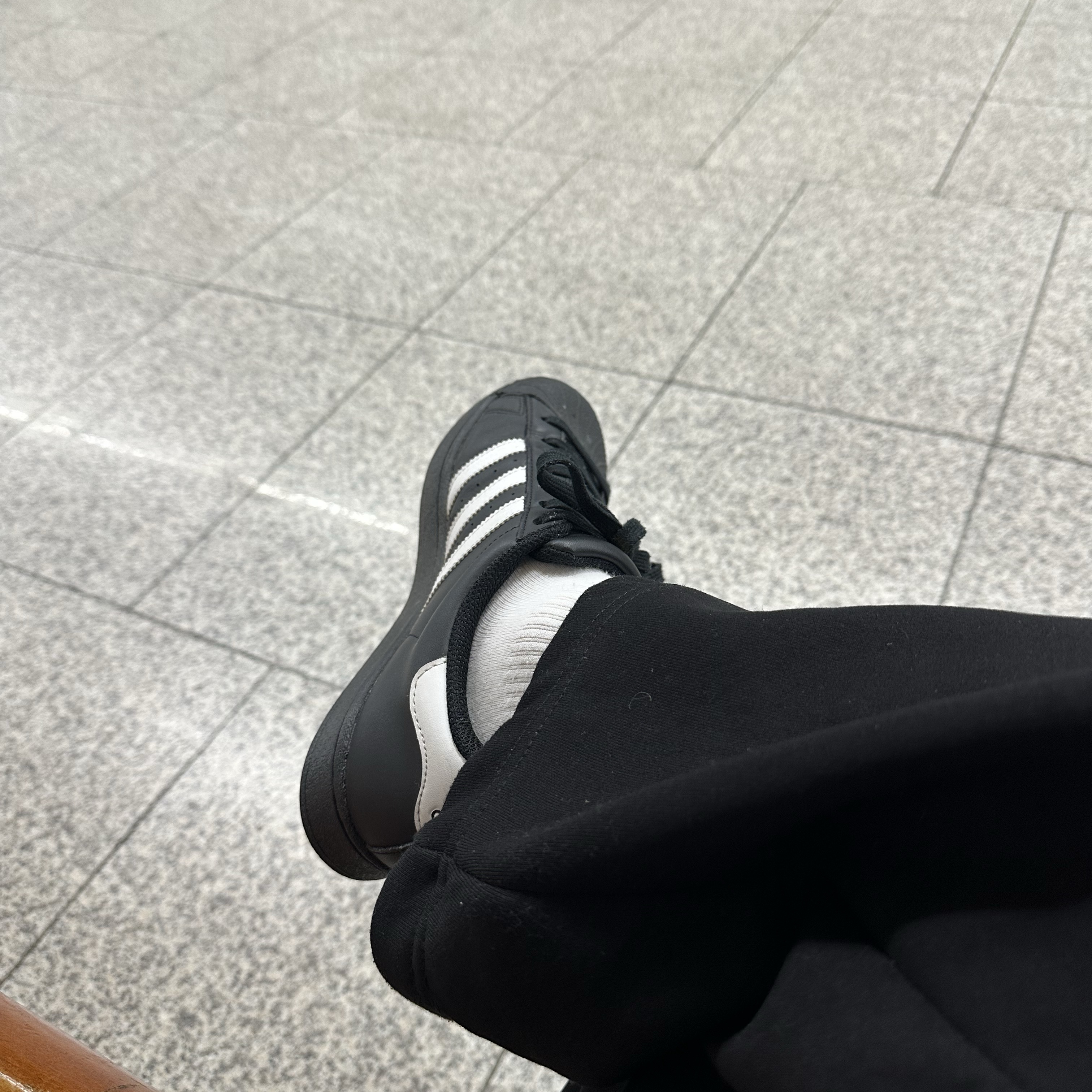 Adidas Superstar Core Black White 착용 스타일