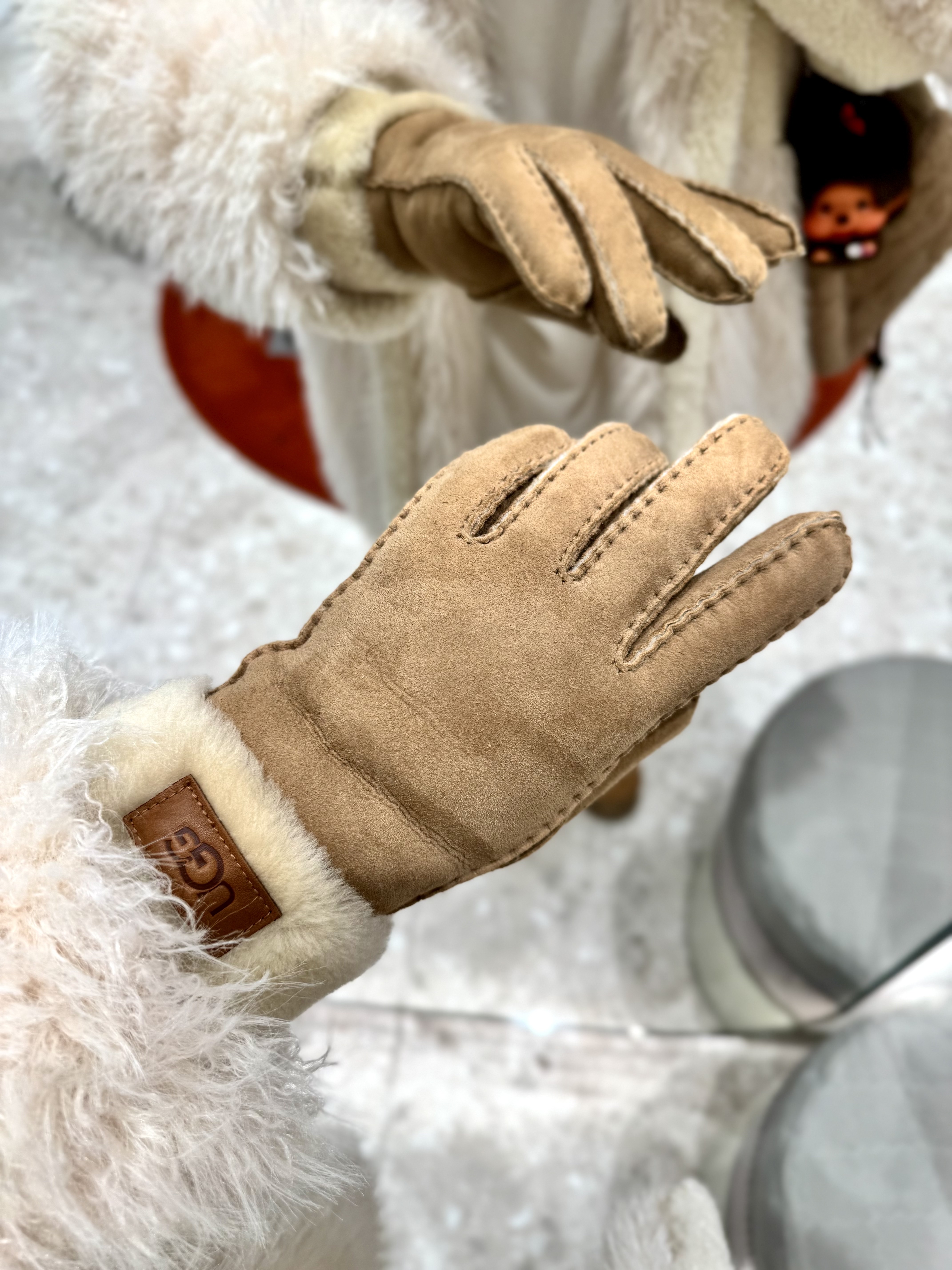 (W) UGG Embroidered Logo Earmuff Chestnut, (W) UGG Sheepskin Tasman Earmuff Chestnut 착용 스타일 - 2