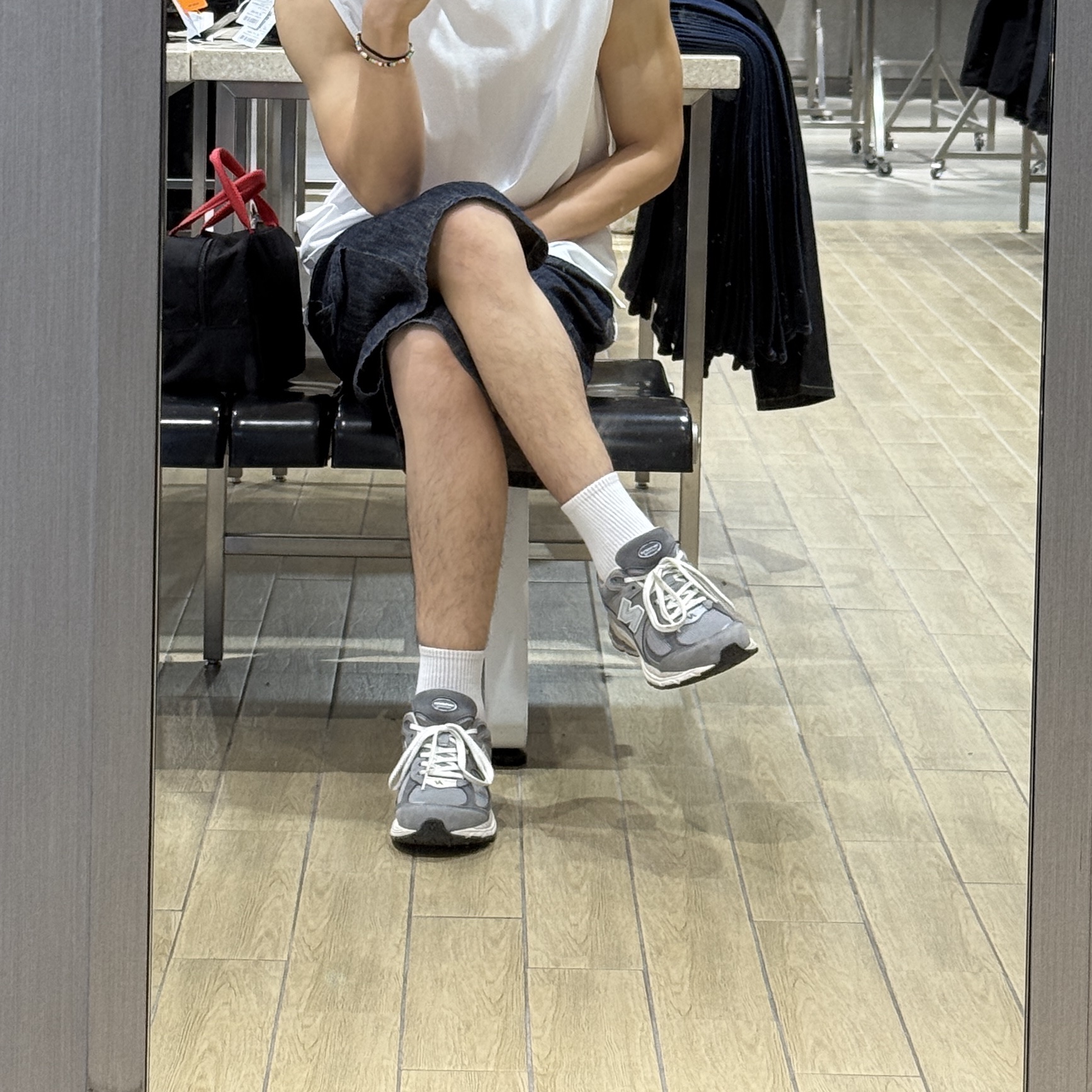 New Balance 2002R Premium Vintage Grey 착용 스타일