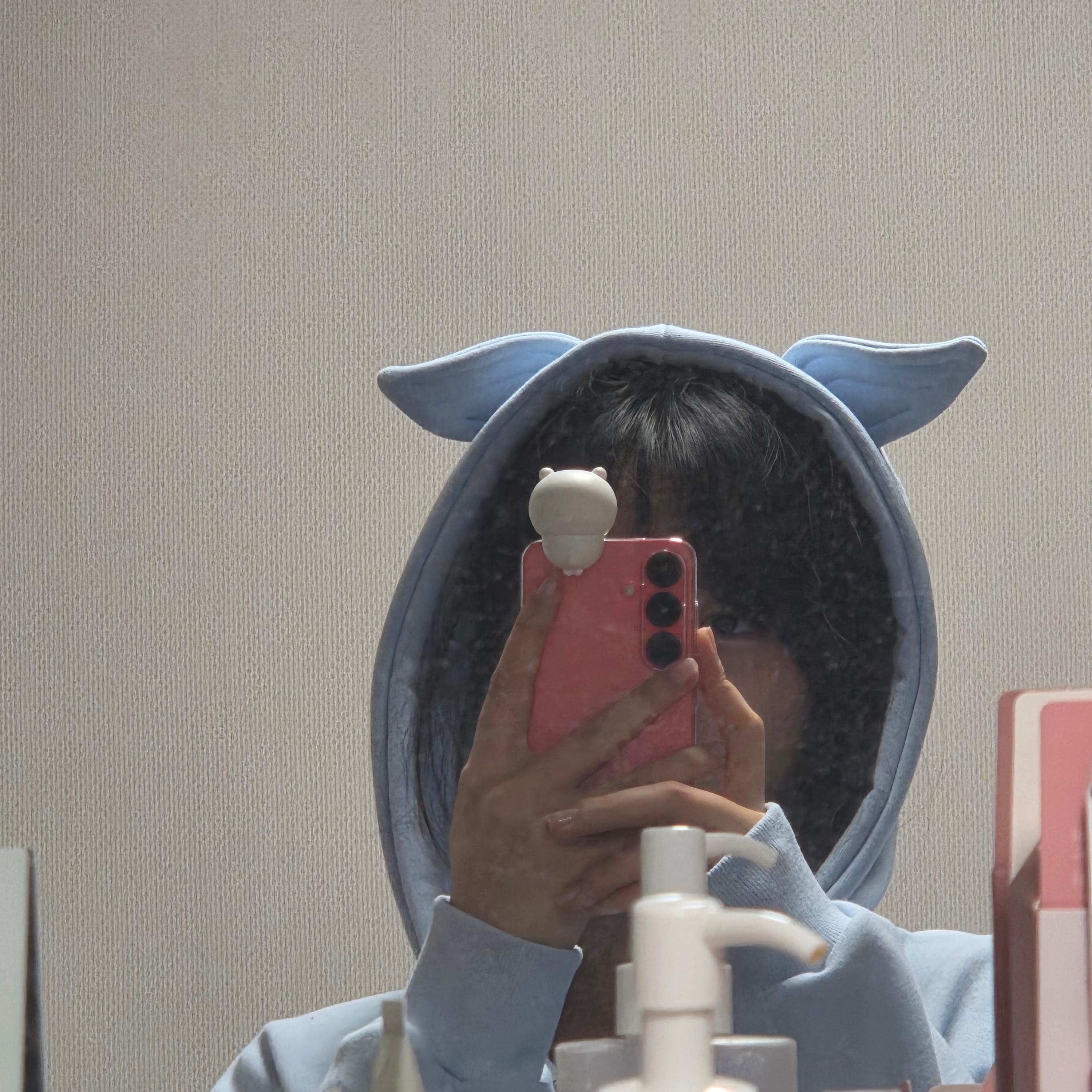Yegg Wing hoodie  sky blue 착용 스타일