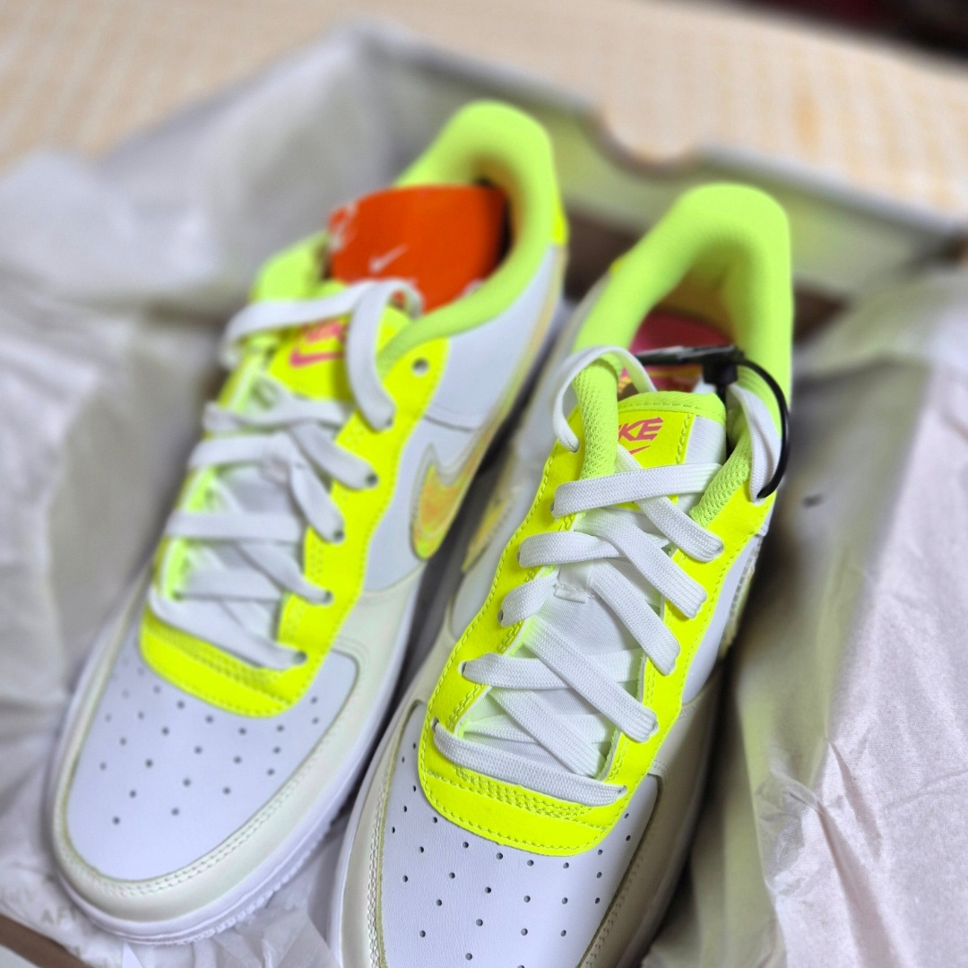 (GS) Nike Air Force 1 LV8 White Volt 착용 스타일 - 2