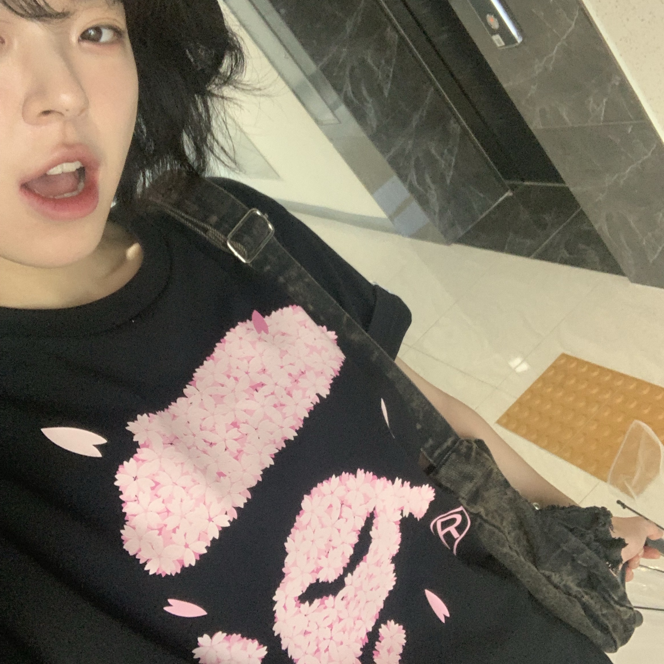 BAPE ABC Camo Ape Face Sta T-Shirt Black Pink, Nike Shox R4 Black and Metallic Silver 착용 스타일 - 1