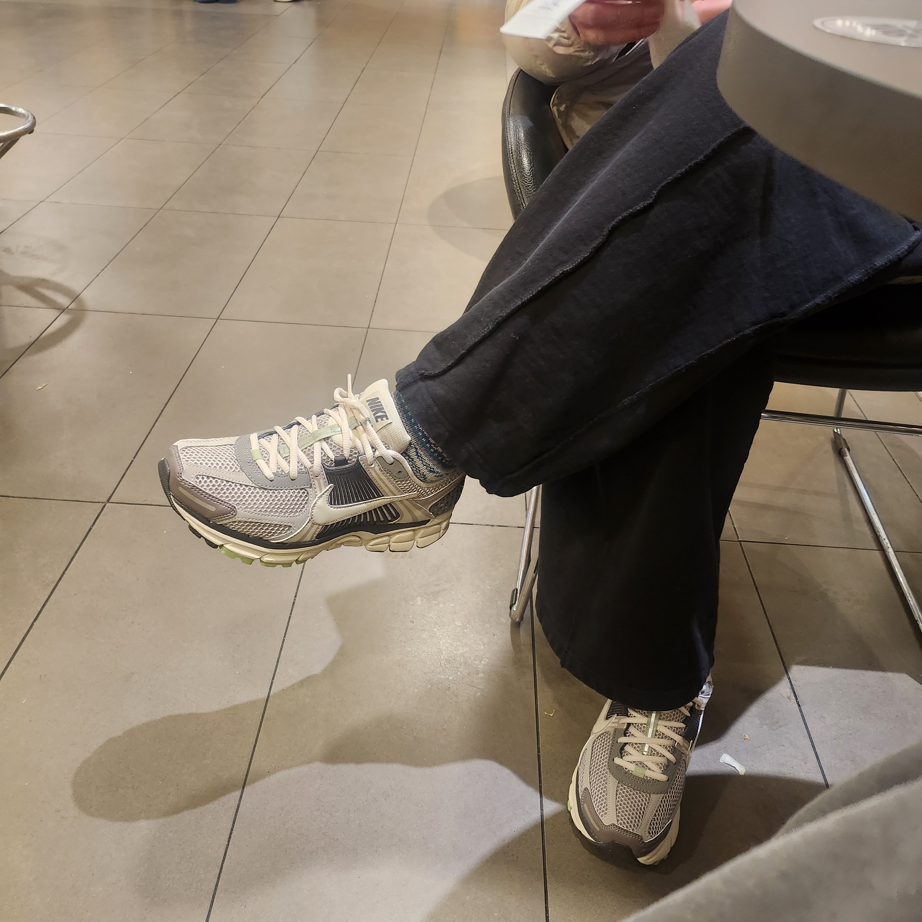 (W) Nike Zoom Vomero 5 Cobblestone and Flat Pewter 착용 스타일