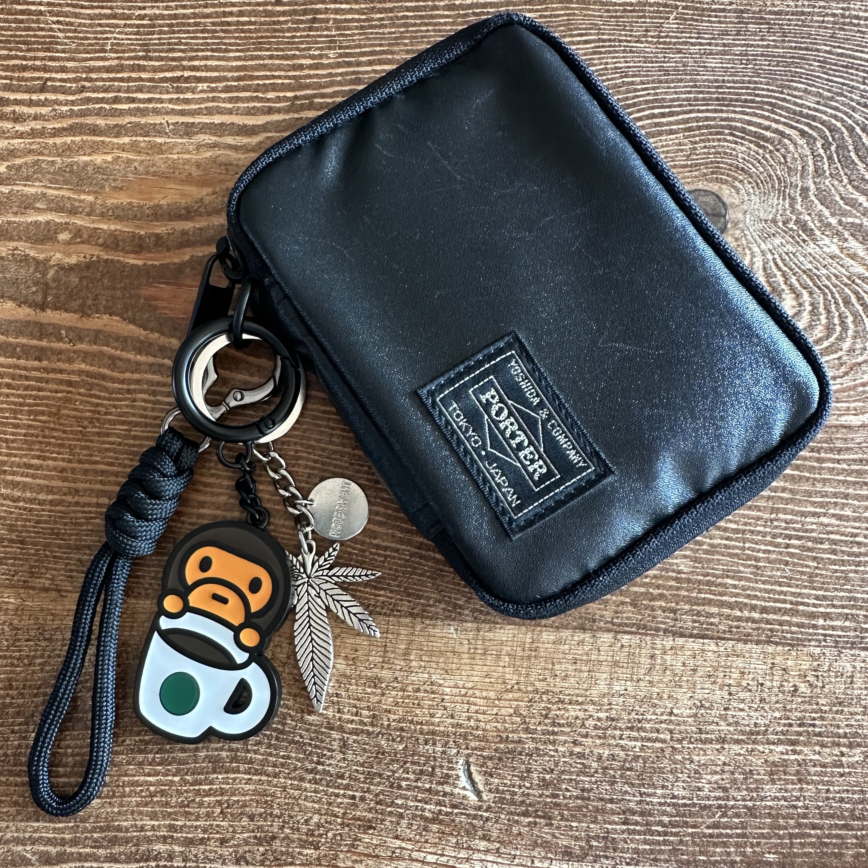 Starbucks x BAPE Baby Milo Keychain, Porter Tactical Wallet Black 착용 스타일 - 1