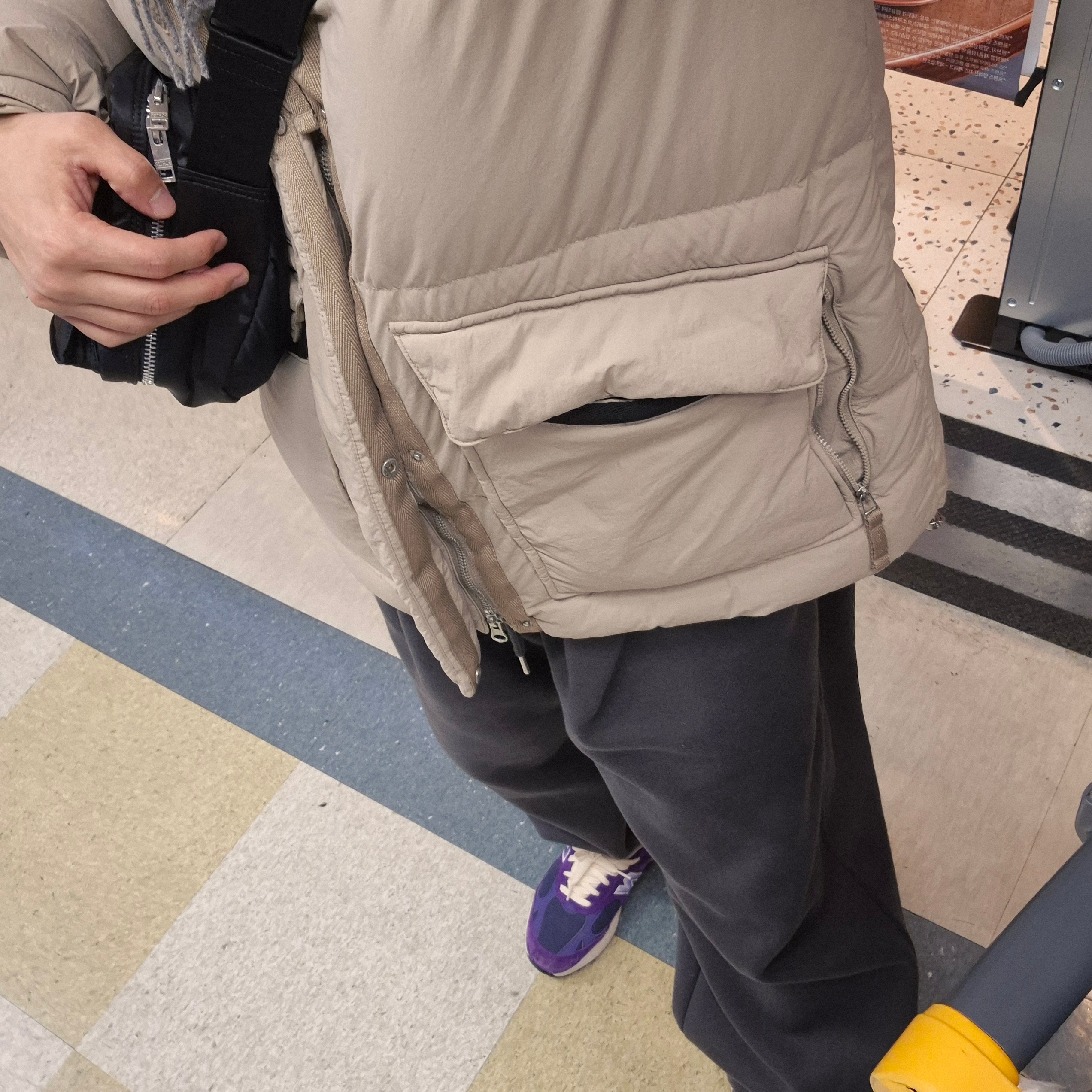 Undermycar Mu.03 Anti Fxxking Logo Play Oversized Sweat Jogger Olive 착용 스타일