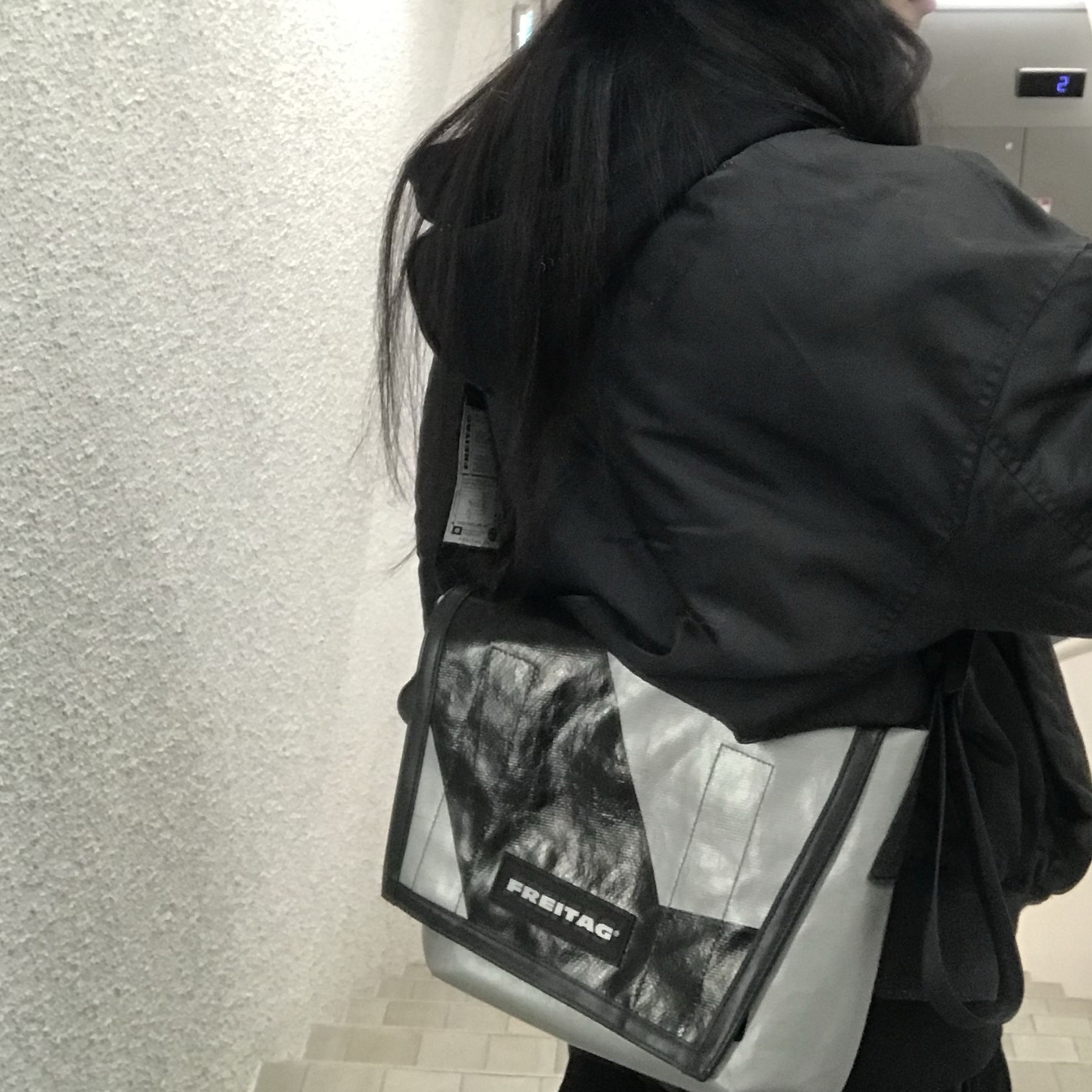 FREITAG Boutique Unisex F12 DRAGNET 0307 Messenger Bag 착용 스타일 - 2