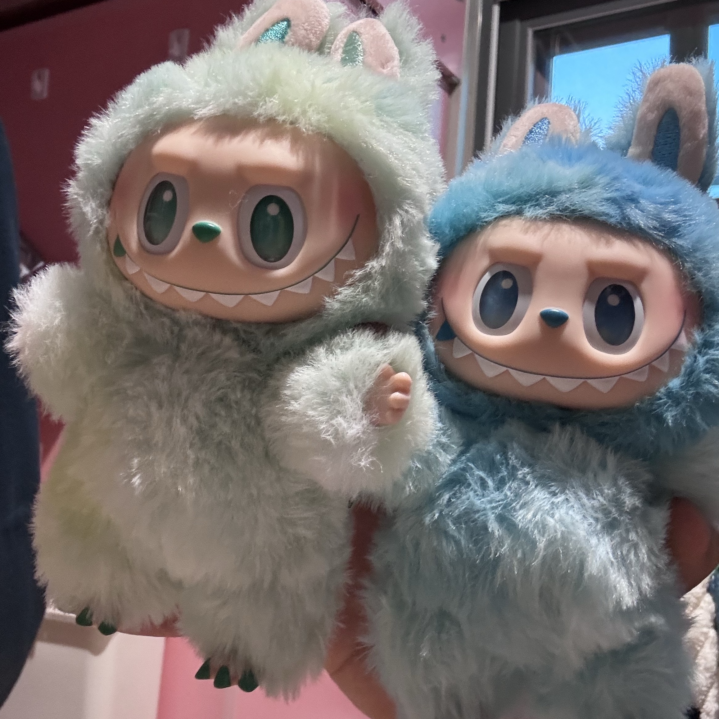 Pop Mart Labubu The Monsters Highlight Series Sealed Case (Bundle of 2/1 Blind Box) 착용 스타일