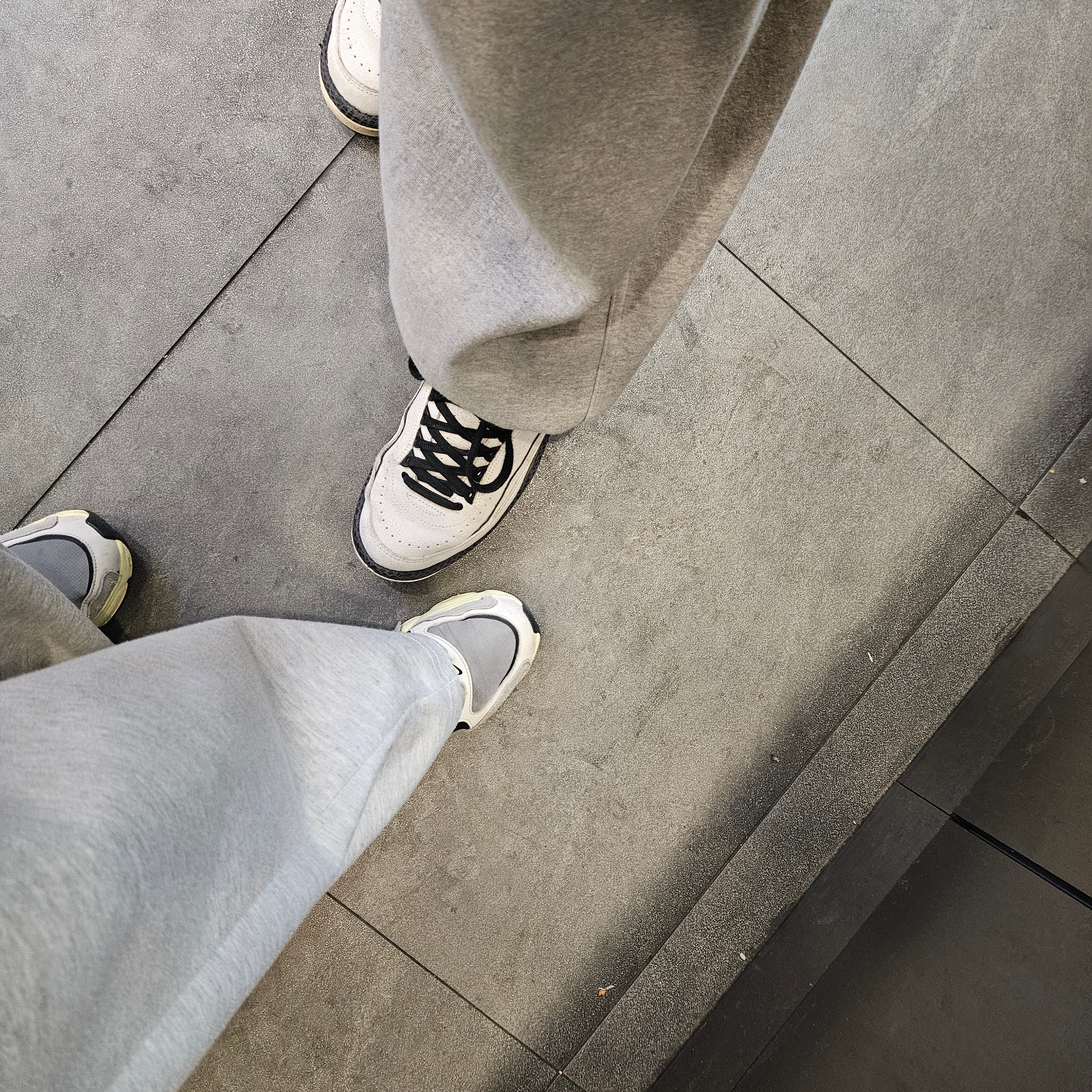 Jordan 2 x A Ma Maniere Retro SP Sail and Burgundy, Uniqlo x Needles Fleece Oversized Cardigan Purple - KR 착용 스타일 - 2