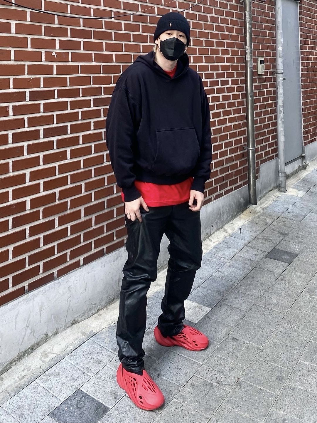 Adidas Yeezy Foam RNNR Vermilion, Yeezy Gap Hoodie Black 착용 스타일 - 2