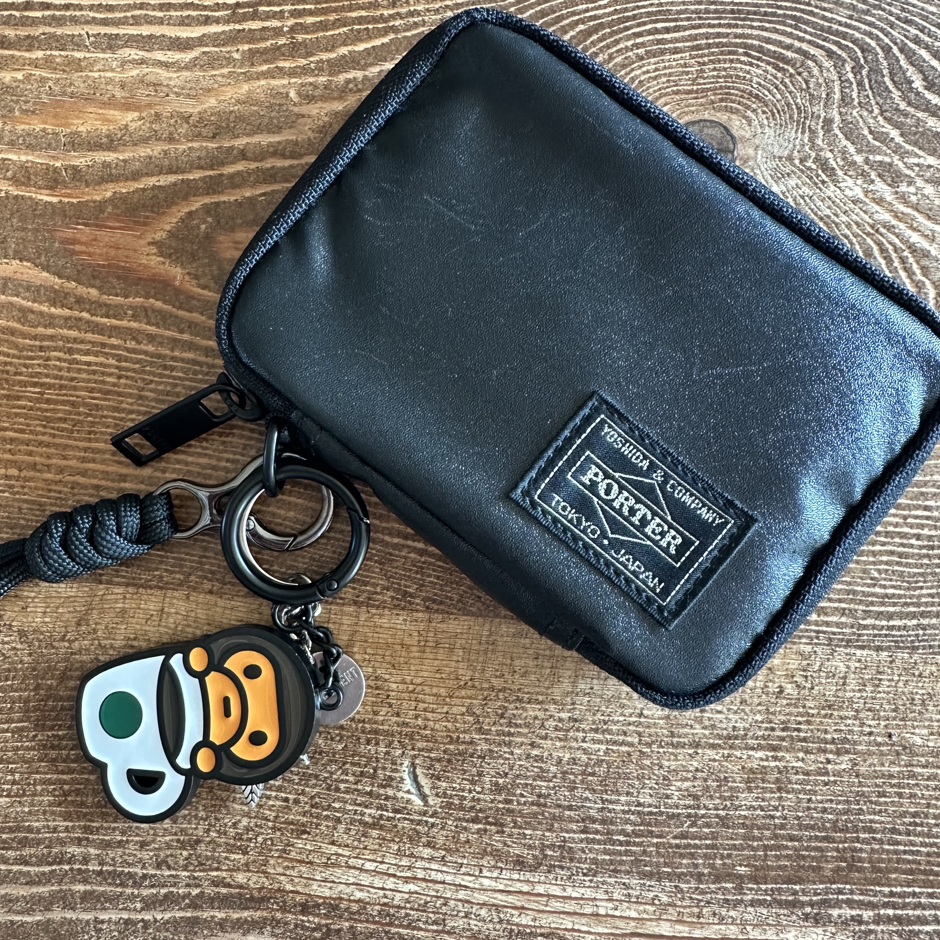 Starbucks x BAPE Baby Milo Keychain, Porter Tactical Wallet Black 착용 스타일 - 2