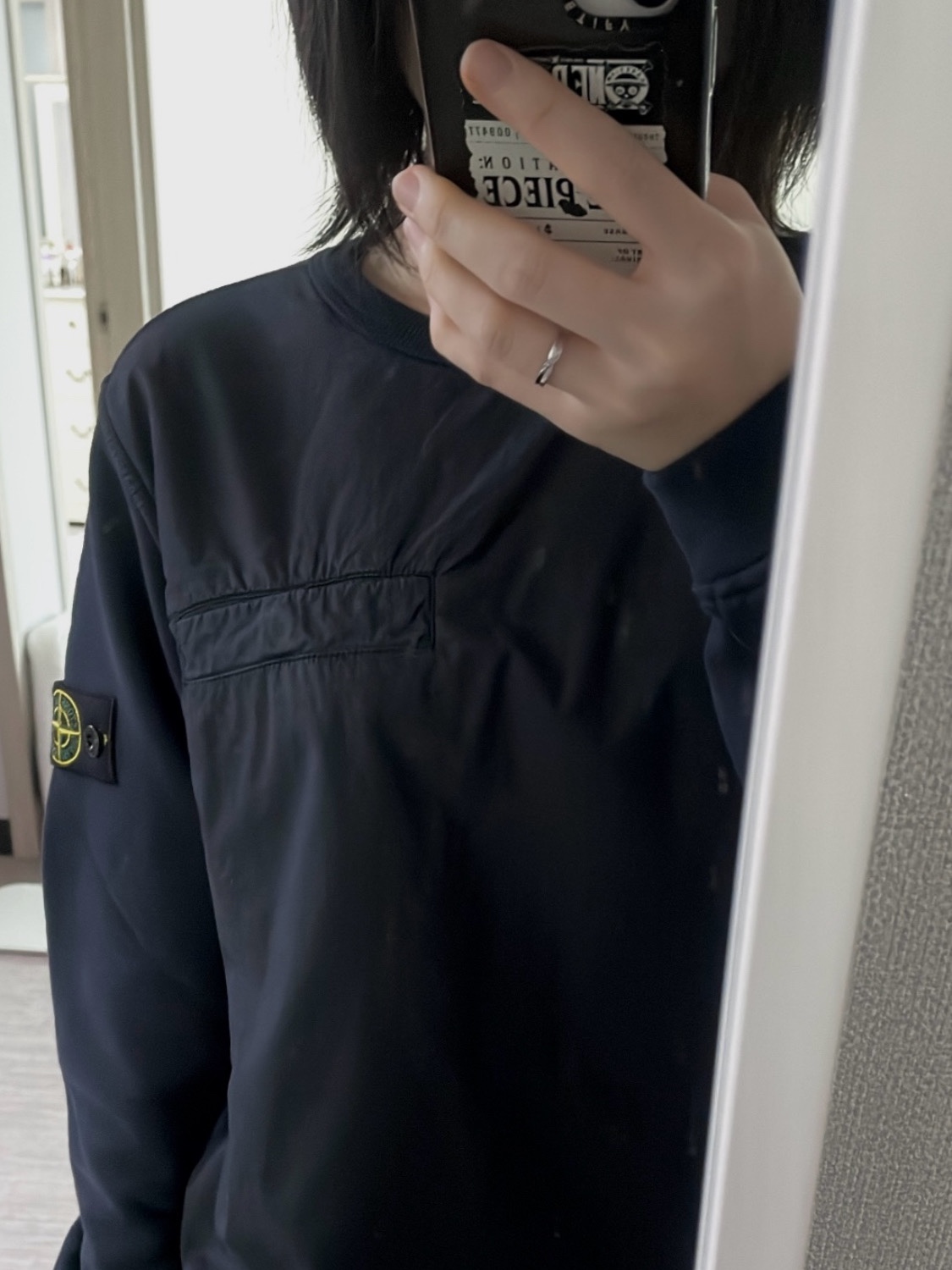 Stone Island 6100060 Organic Cotton Fleece Regular Fit Crewneck Sweatshirt with Elasticated Cuffs Navy Blue - 25FW, Stone Island 6100044 Organic Cotton Fleece Crewneck Sweatshirt with Ribbed Details Navy Blue - 25SS 착용 스타일