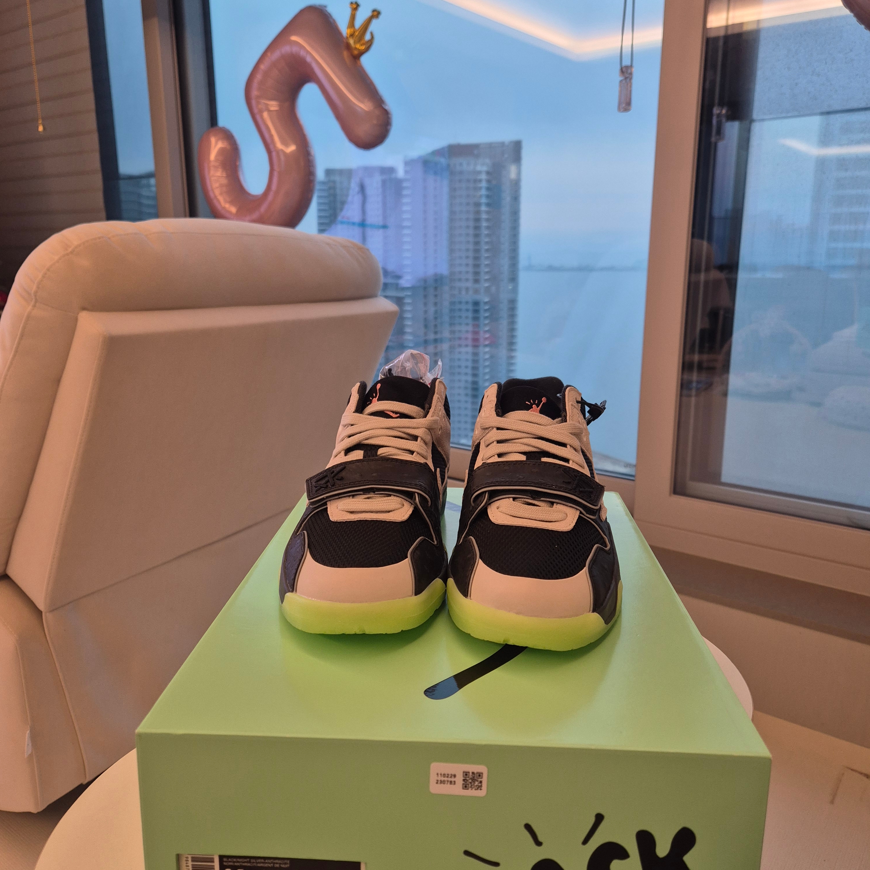 Jordan x Travis Scott x Chase B Jumpman Jack TR Black Night Silver 착용 스타일 - 2
