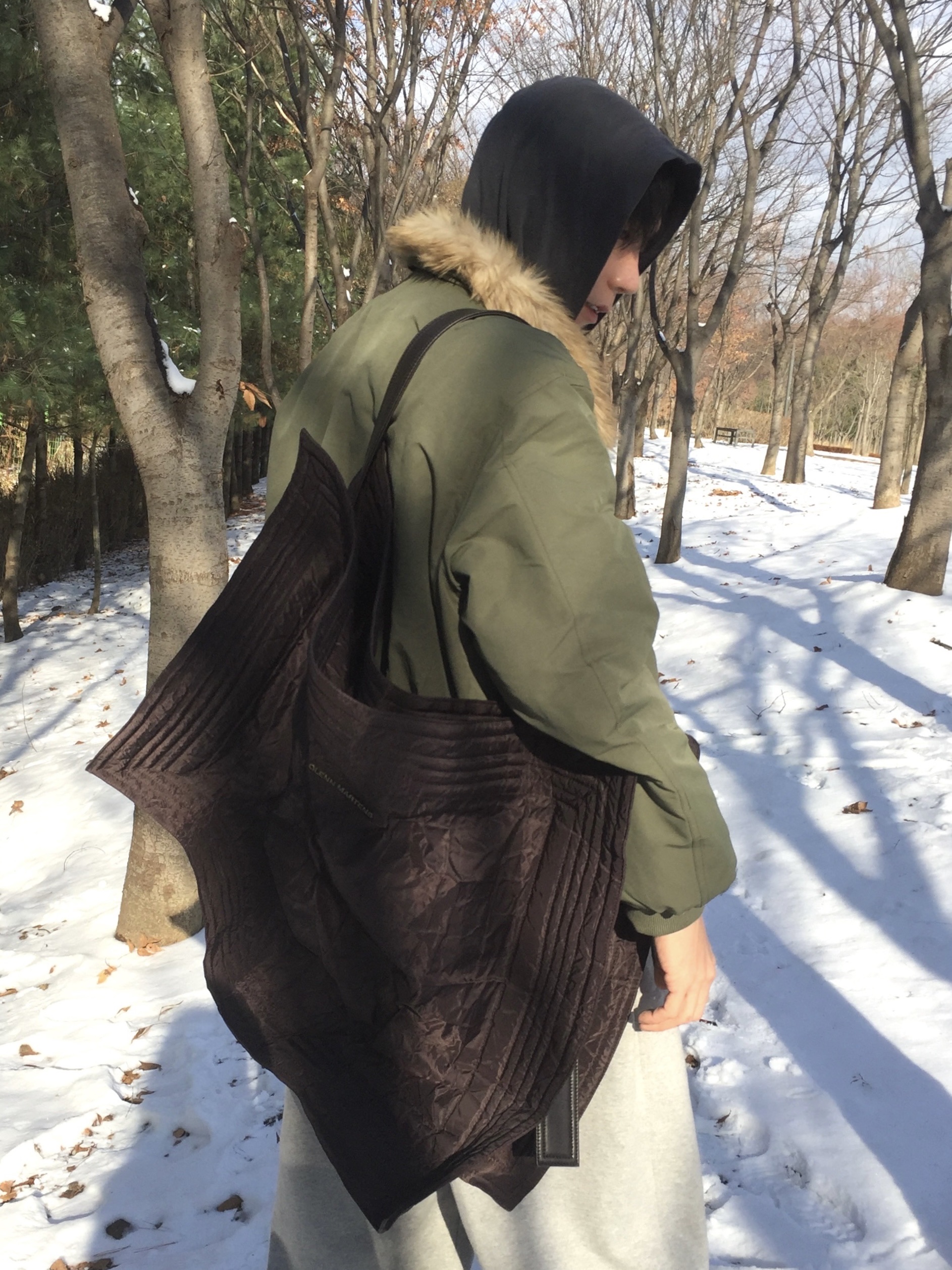 H&M x Glenn Martens Oversized Tote Bag Dark Brown 착용 스타일 - 6