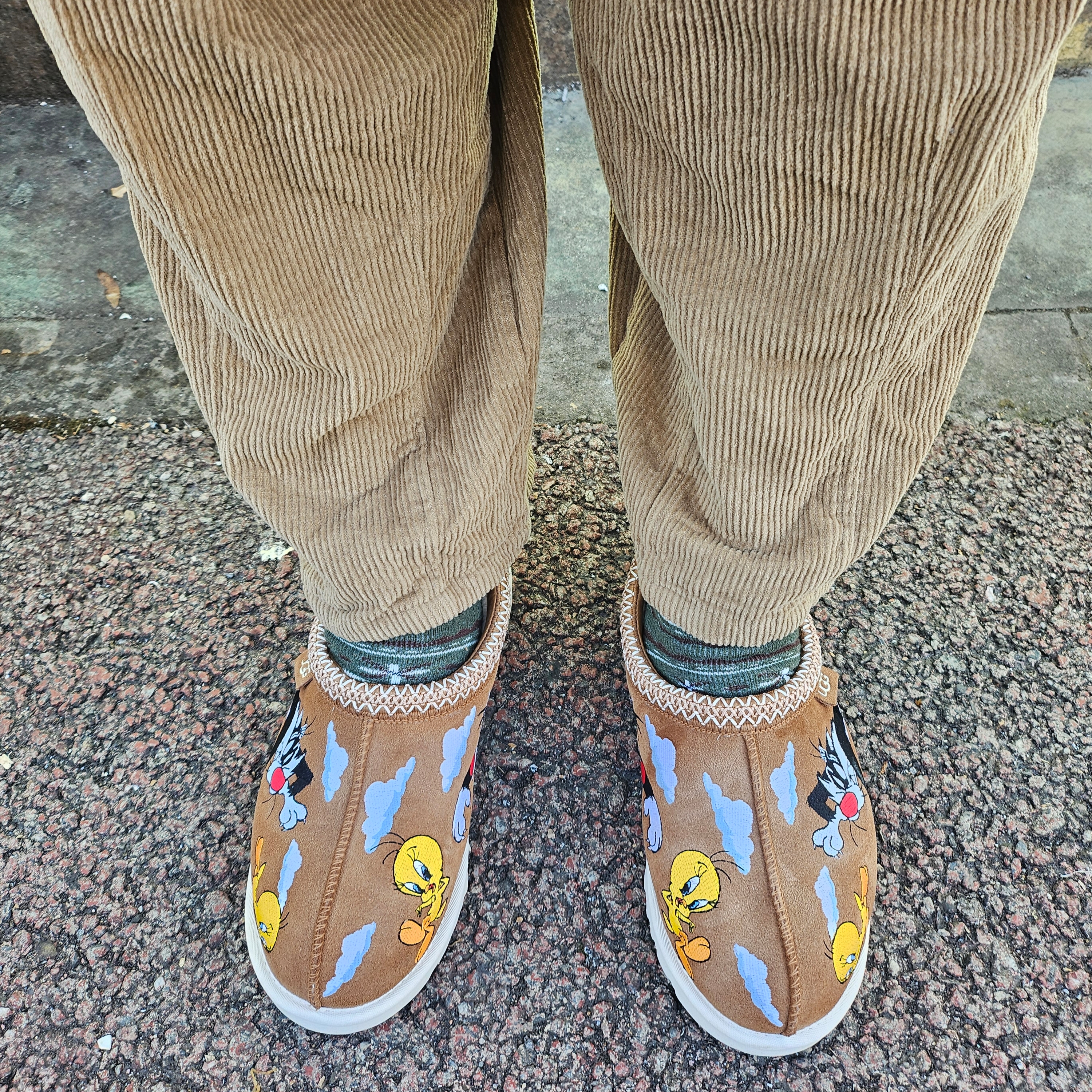 UGG x Palace x Looney Tunes Tasman Slipper Chestnut 착용 스타일