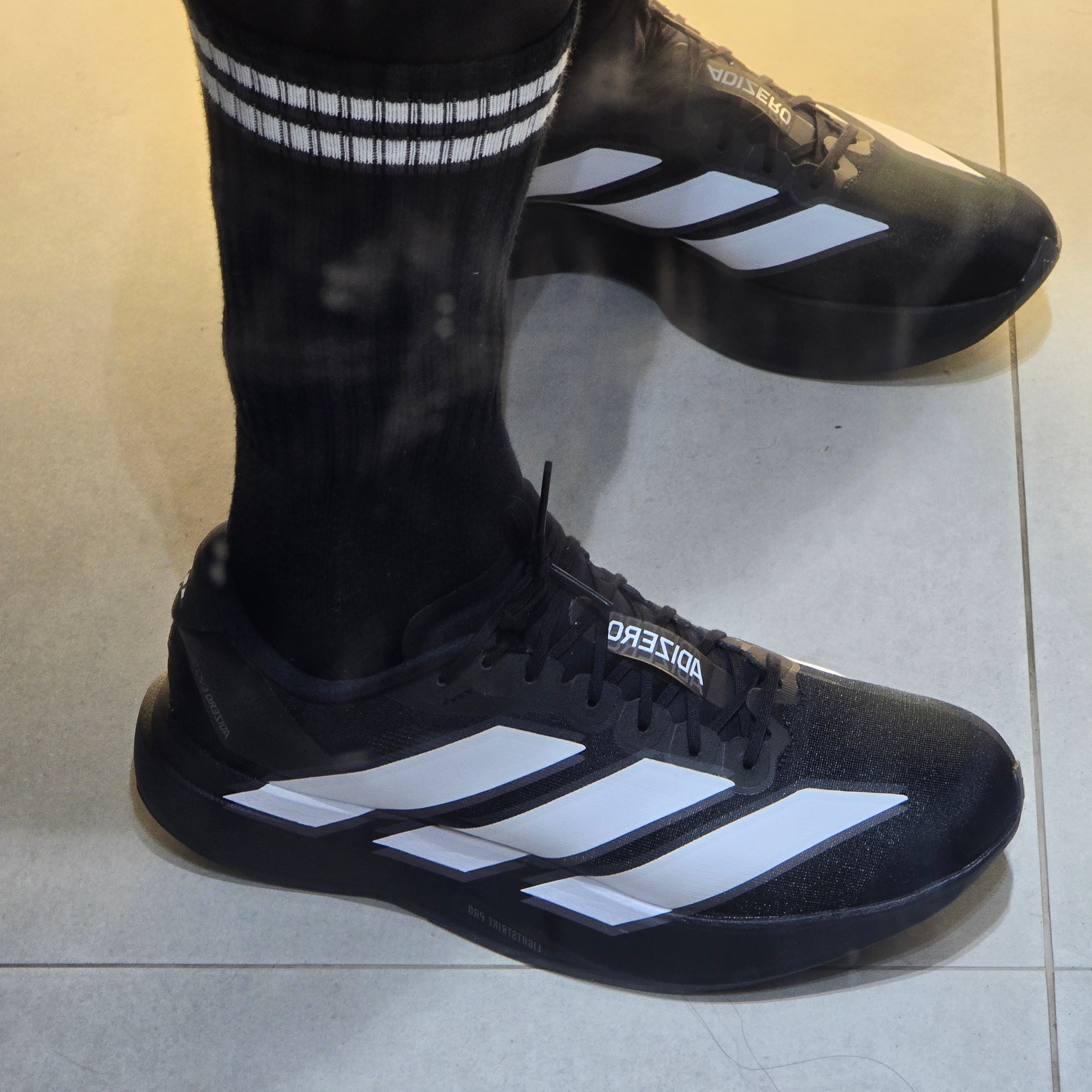 Adidas Adizero EVO SL Core Black Cloud White 착용 스타일 - 3