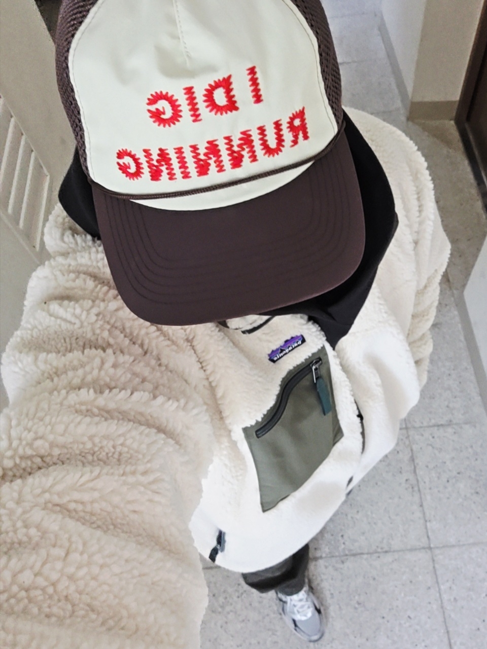 Alex Zono I Dig Running Trucker Hat OG Brown - CapeTown, Patagonia Classic Retro-X Fleece Jacket Dark Natural W Basin Green 착용 스타일