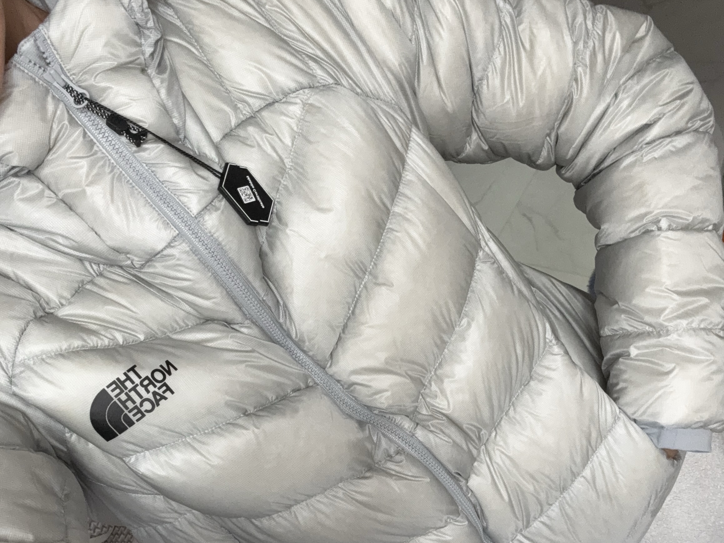 (W) The North Face Summit Mattehorn RDS Down Jacket Silver 착용 스타일